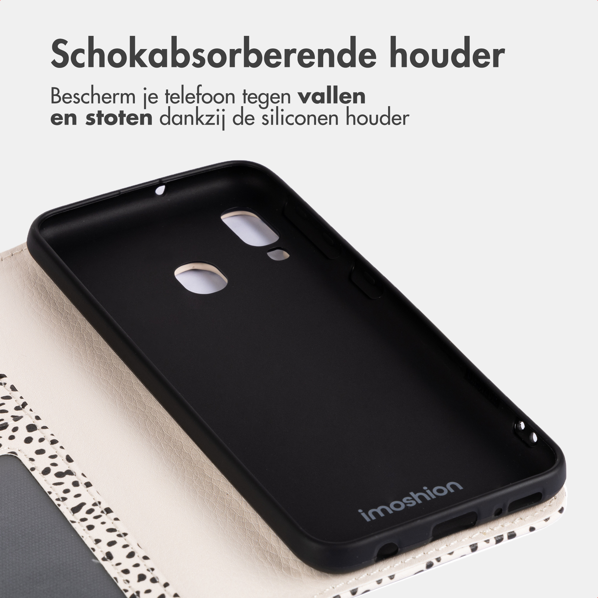 Zwarte telefoonhoes met kunstleer en een gattenpatroon.