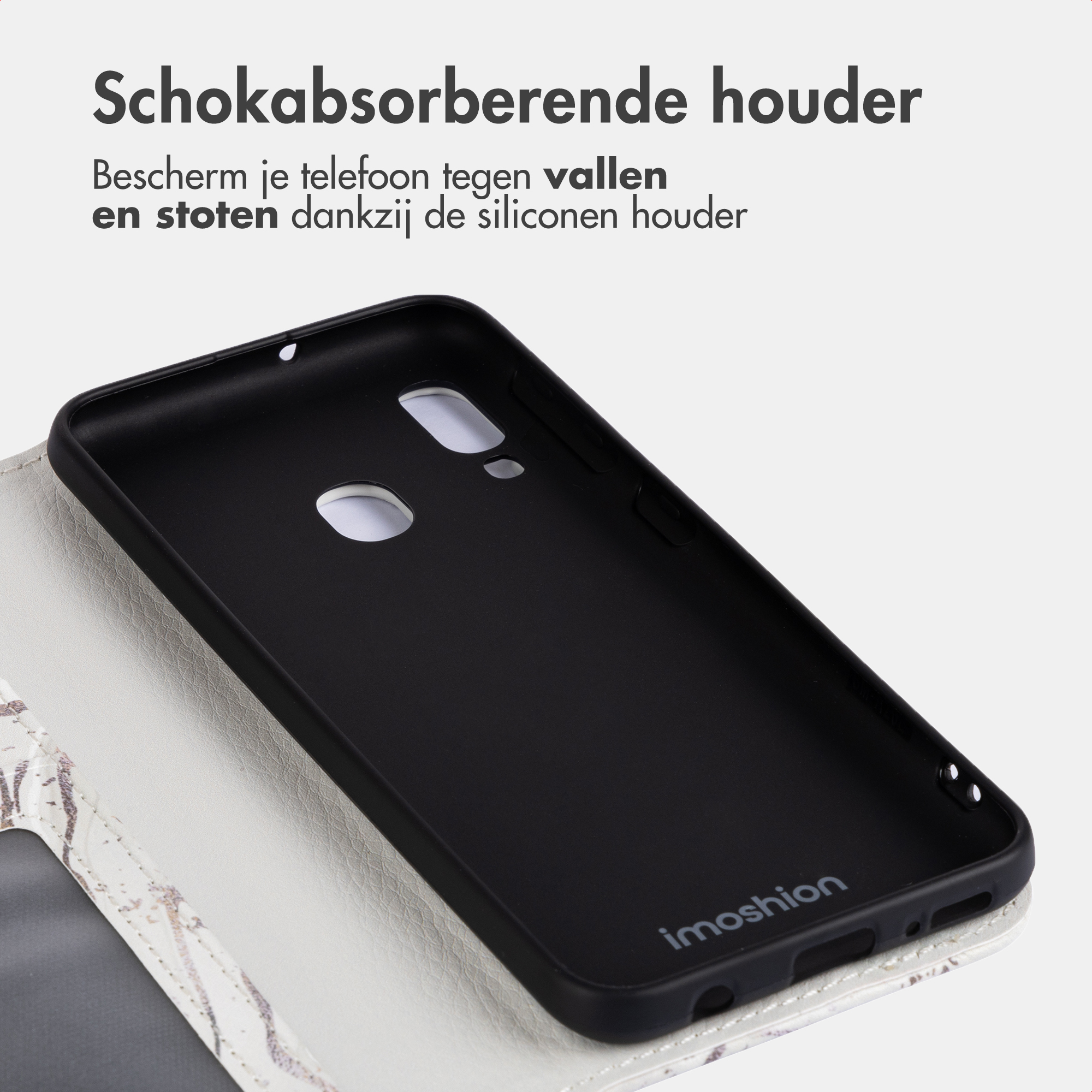 Zwarte telefoonhoes met marmerpatroon aan de buitenkant, ter bescherming.