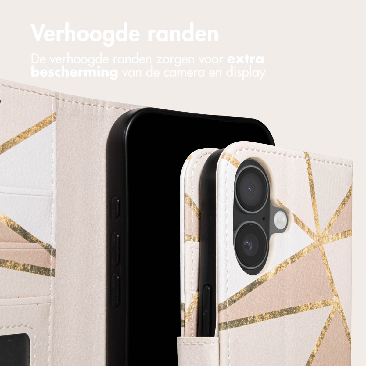 Telefoonhoesje met beige en gouden geometrisch patroon dat een smartphone beschermt.