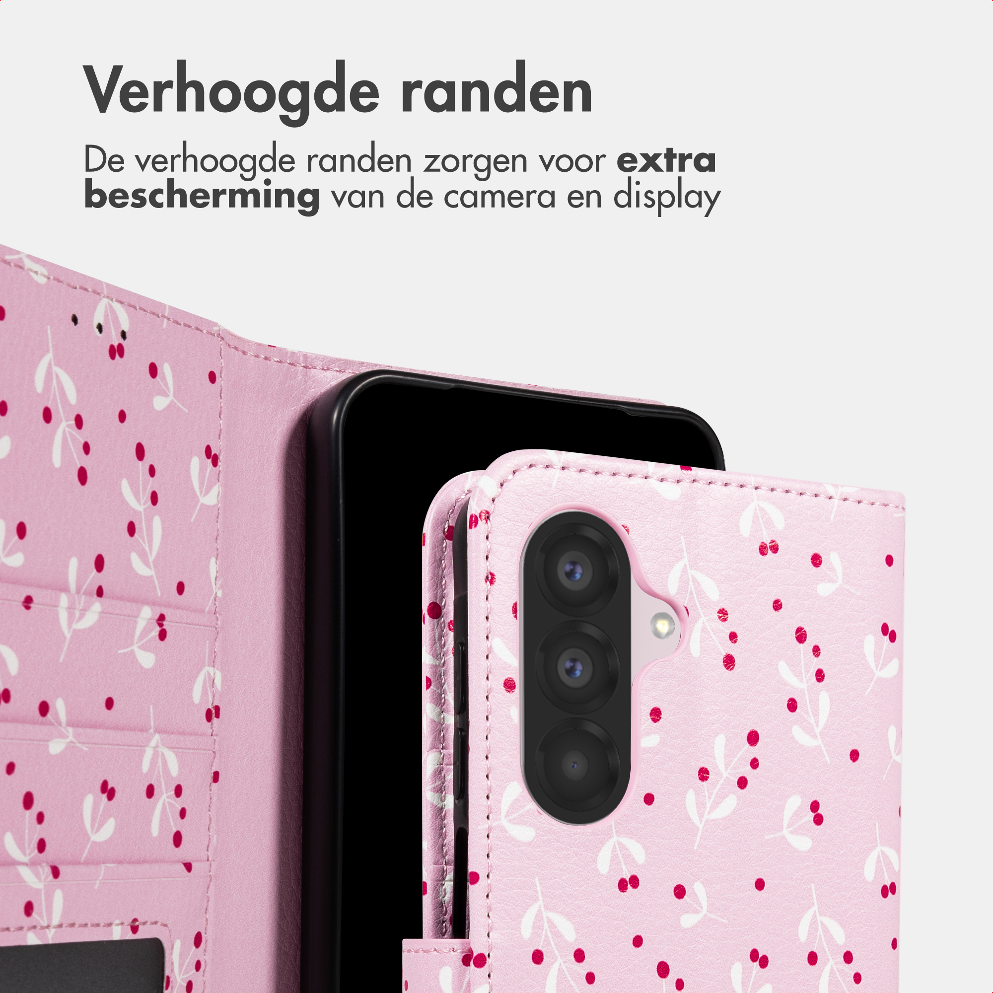 Roze telefoonhoesje met bloemenpatroon en camera-uitsparing.
