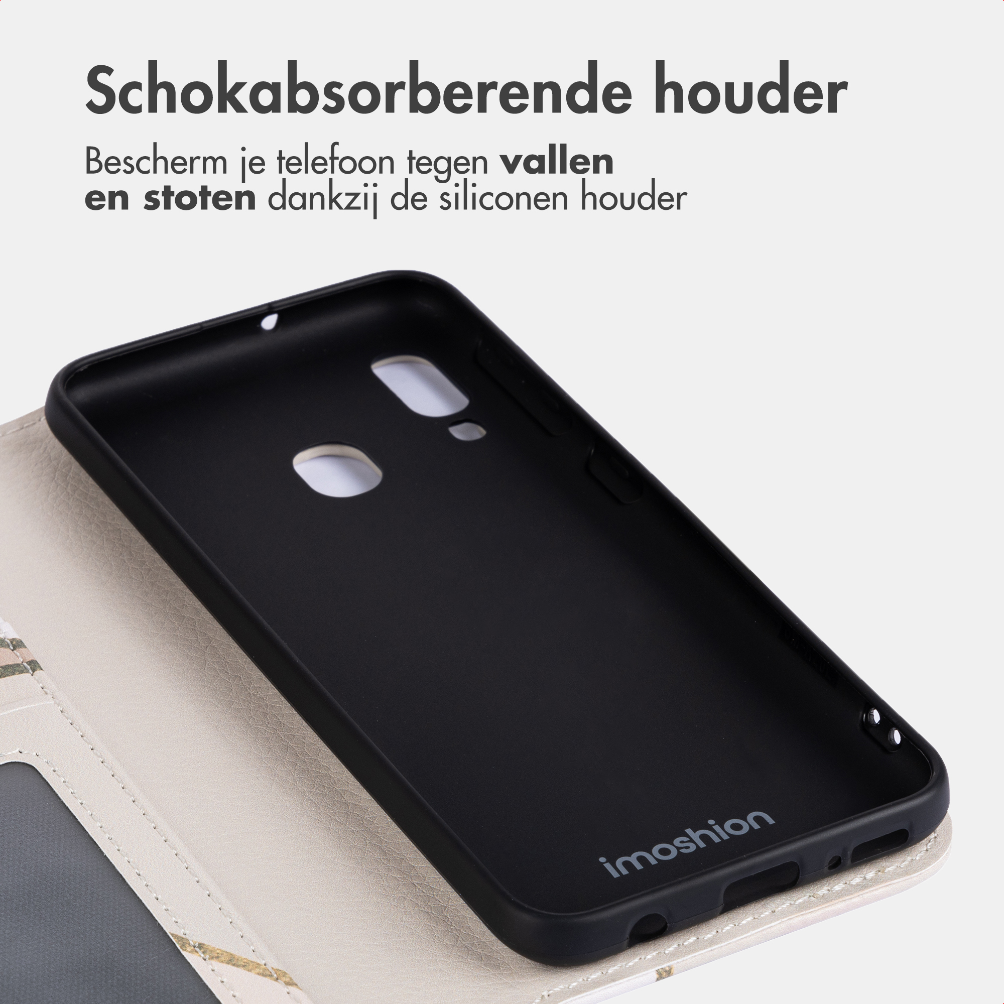 Zwarte telefoonhoes op een lichte, patroon ondergrond. Binnenaanzicht.