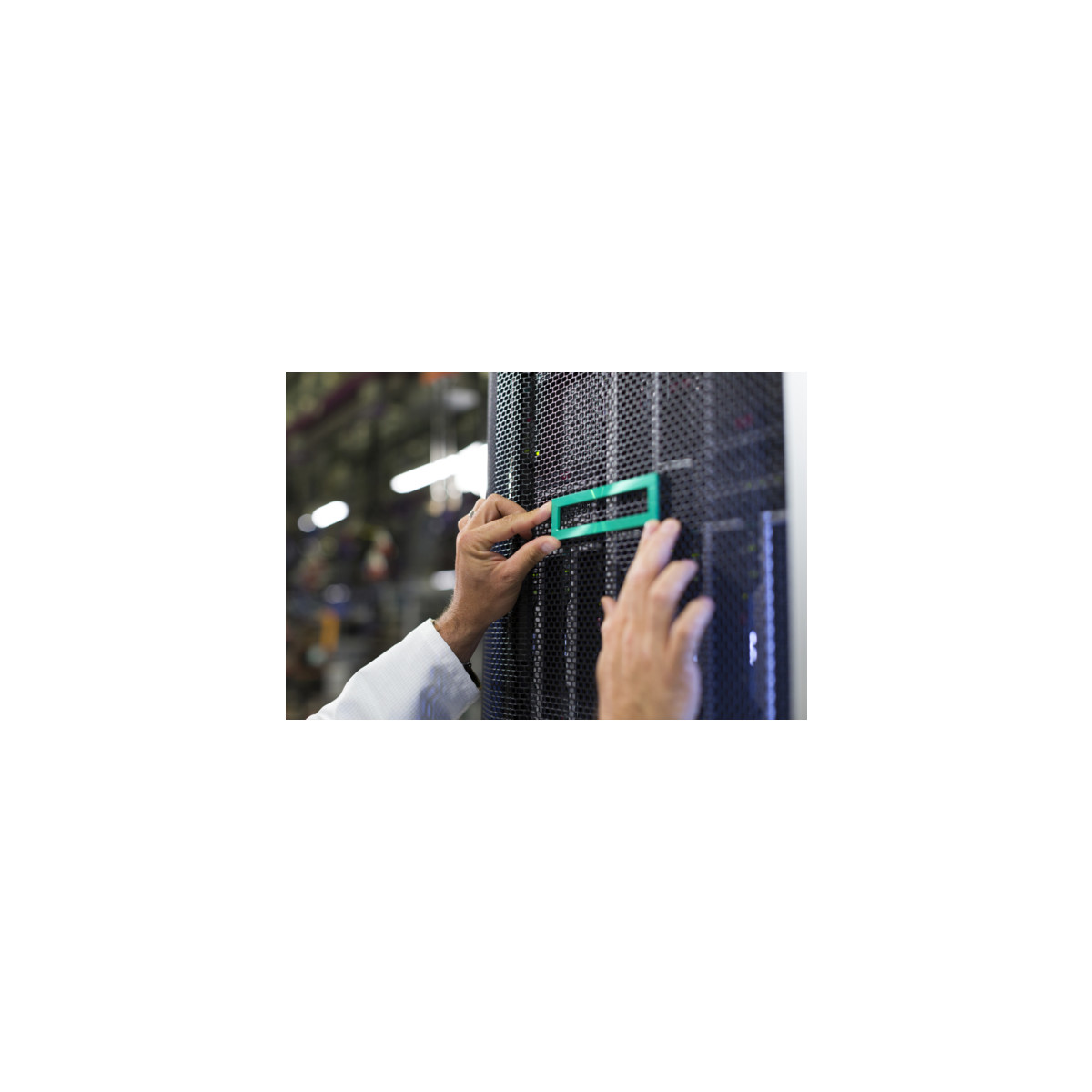 Persona attacca logo verde a rack server nero in data center.
