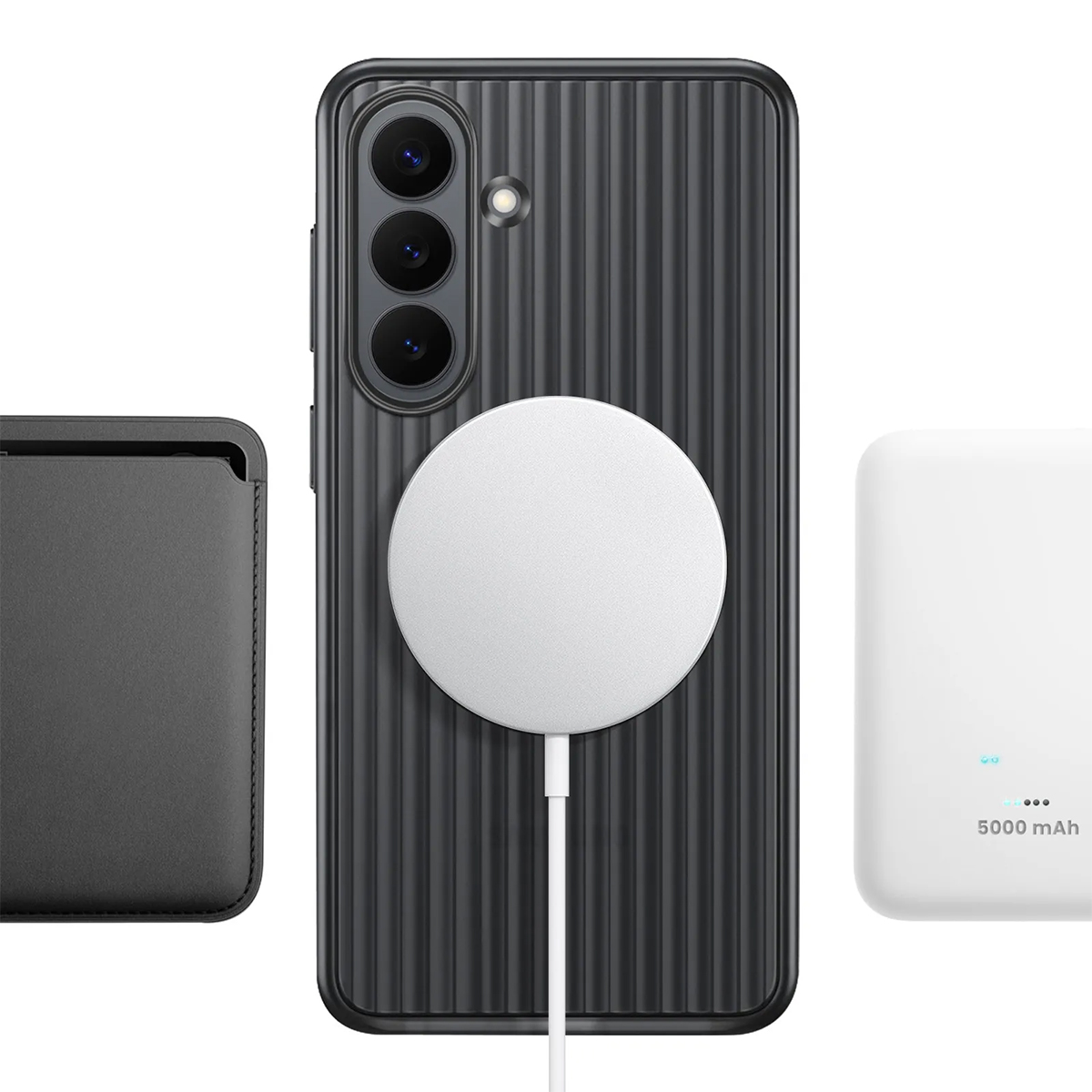 Schwarzes Handy mit Ladekreis, daneben eine graue Hülle und ein weißes Ladegerät.