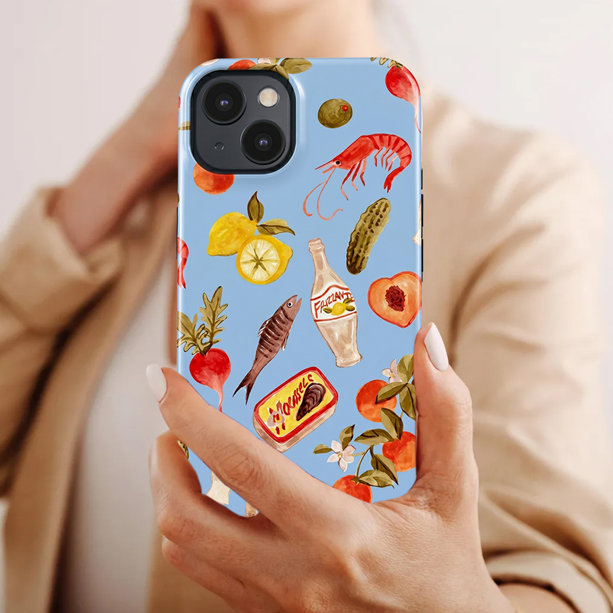 Een telefoonhoesje met blauwe achtergrond en voedselillustraties zoals garnalen, vis en fruit.