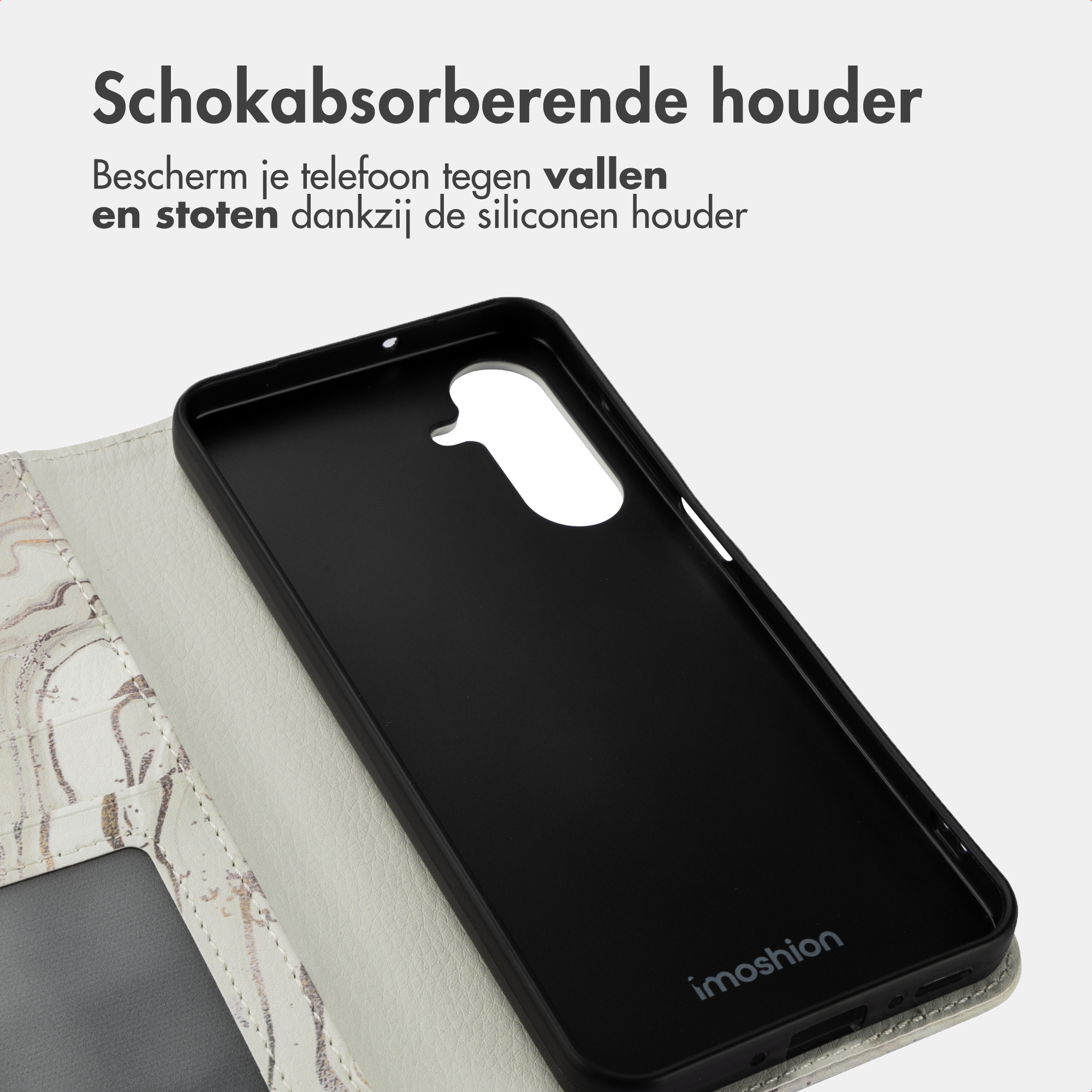 Zwarte telefoonhoes met marmeren klepdeksel. Logo rechtsonder.