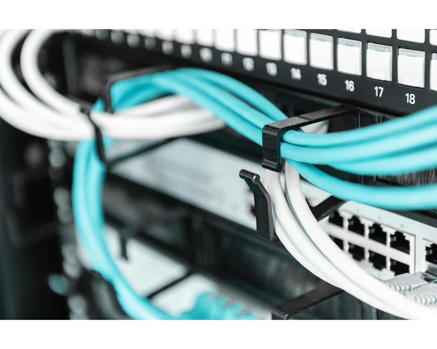 Blaue und weiße Kabel sind in einem Rack mit beschrifteten Ports (15-18) verlegt.