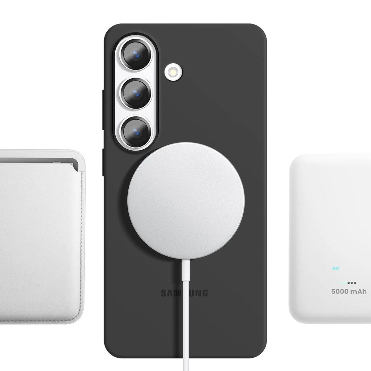 Un telefono nero con tre fotocamere, un caricabatterie bianco e una custodia bianca.