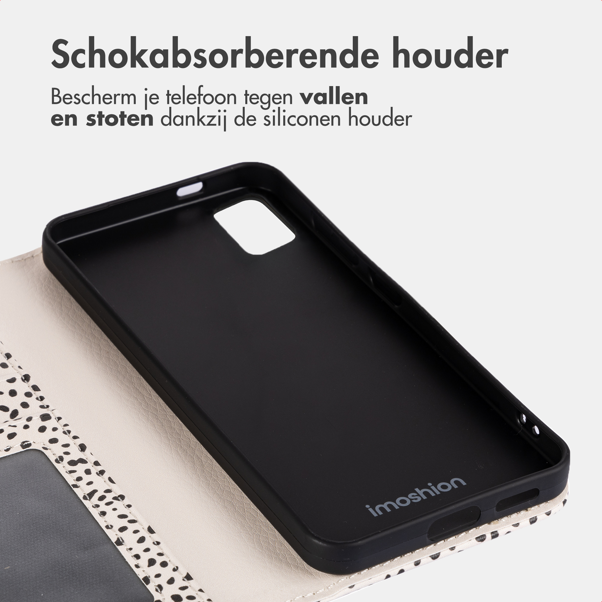 Zwarte telefoonhoes met vlekkenpatroon en uitsparingen.