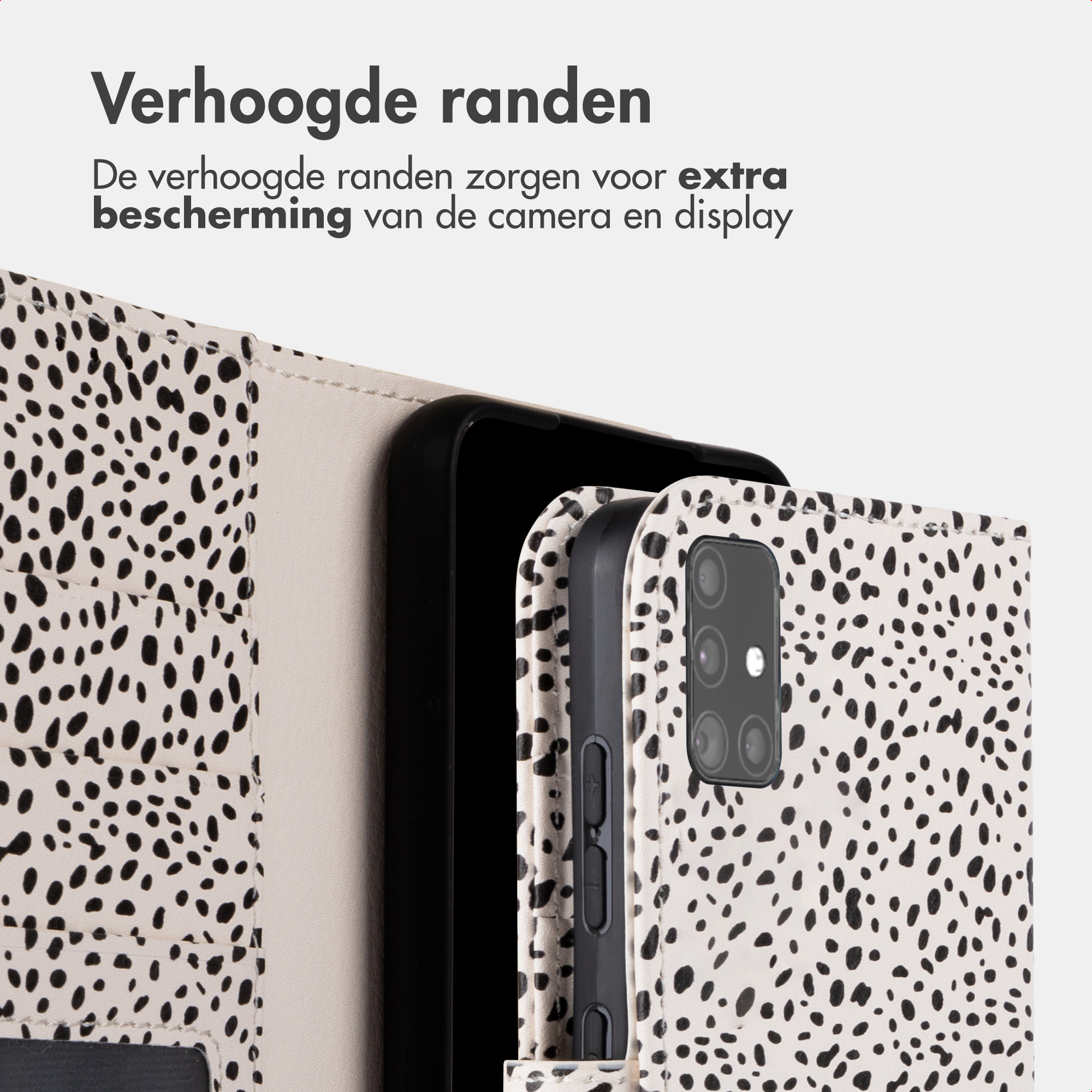 Een smartphone met een witte hoes met zwarte vlekken.