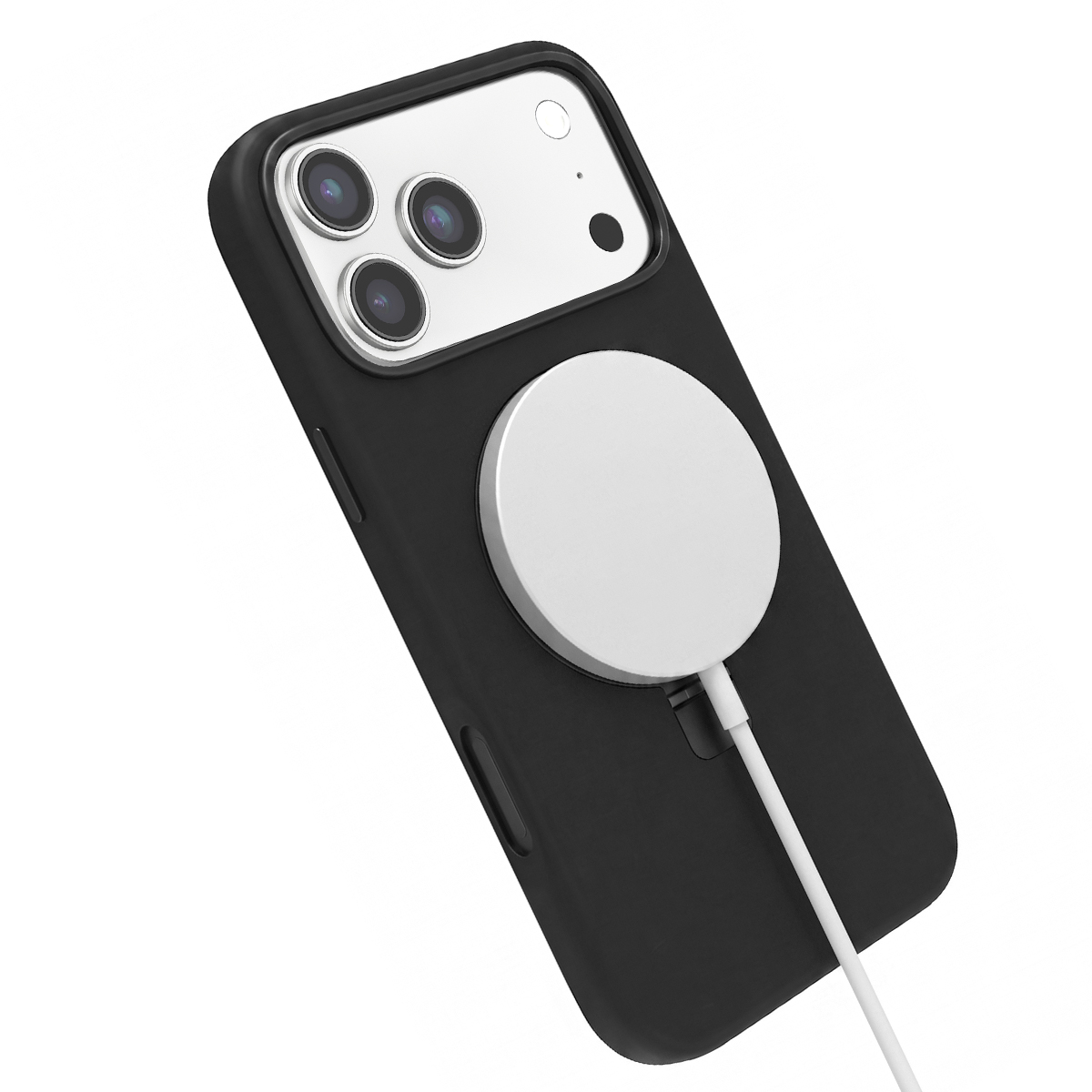 Coque de téléphone noire avec triple appareil photo, attachée à un chargeur MagSafe argenté avec câble blanc.