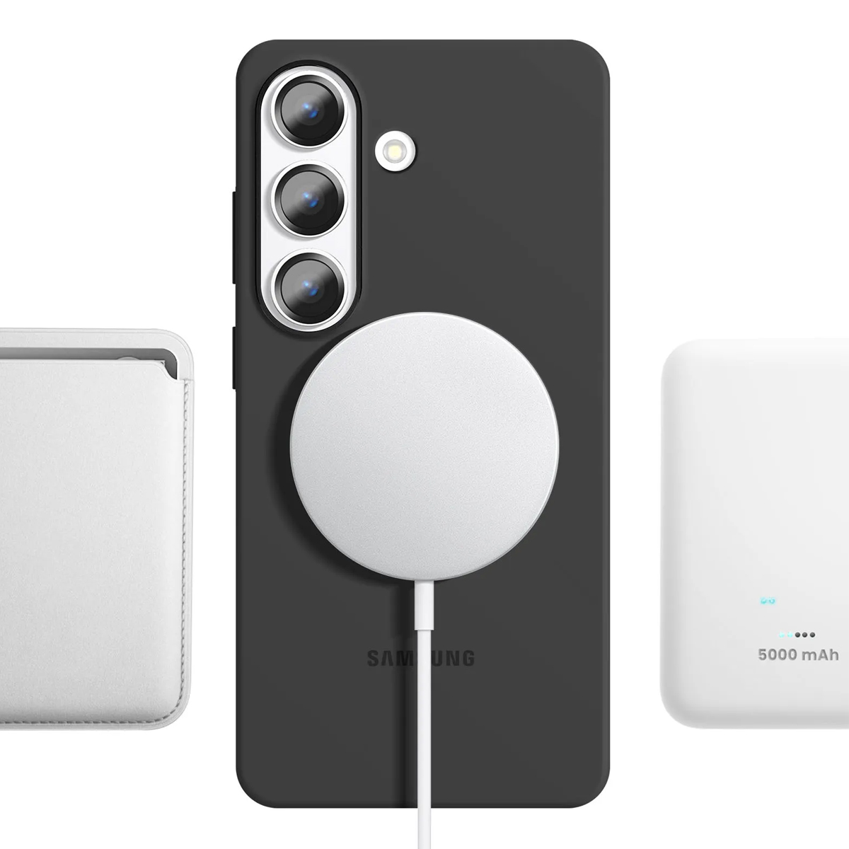 Telefono nero con tre fotocamere e cerchio di ricarica, accanto a custodia bianca e power bank.