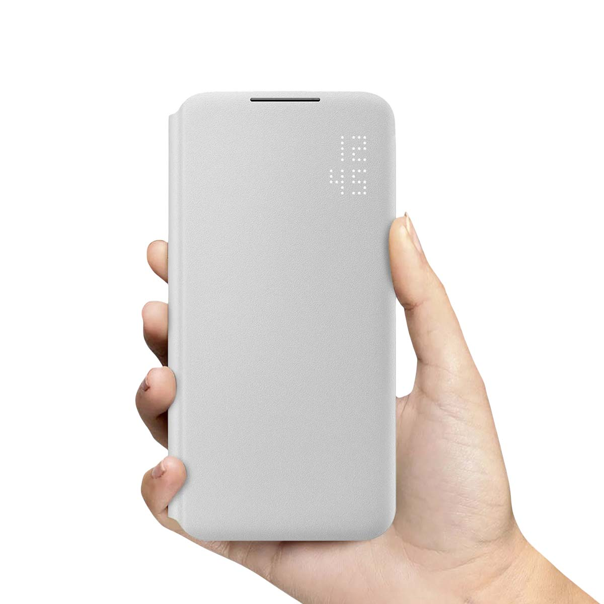 Una mano sostiene un teléfono gris claro con funda abatible que muestra un reloj digital.