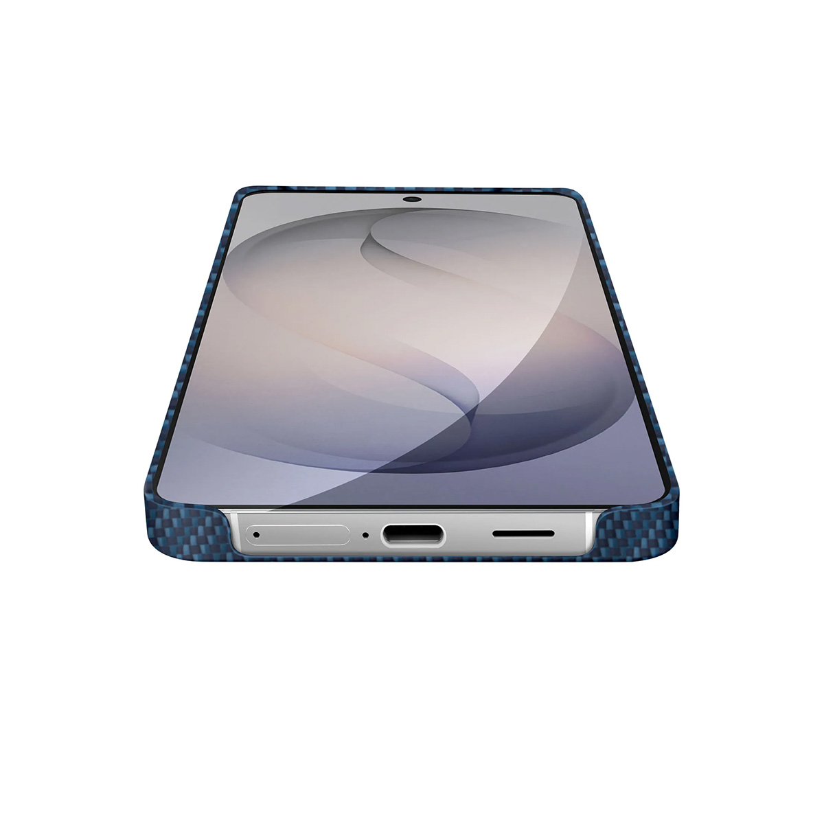Un smartphone avec un étui en fibre de carbone bleue, vue de face montrant le port USB-C.