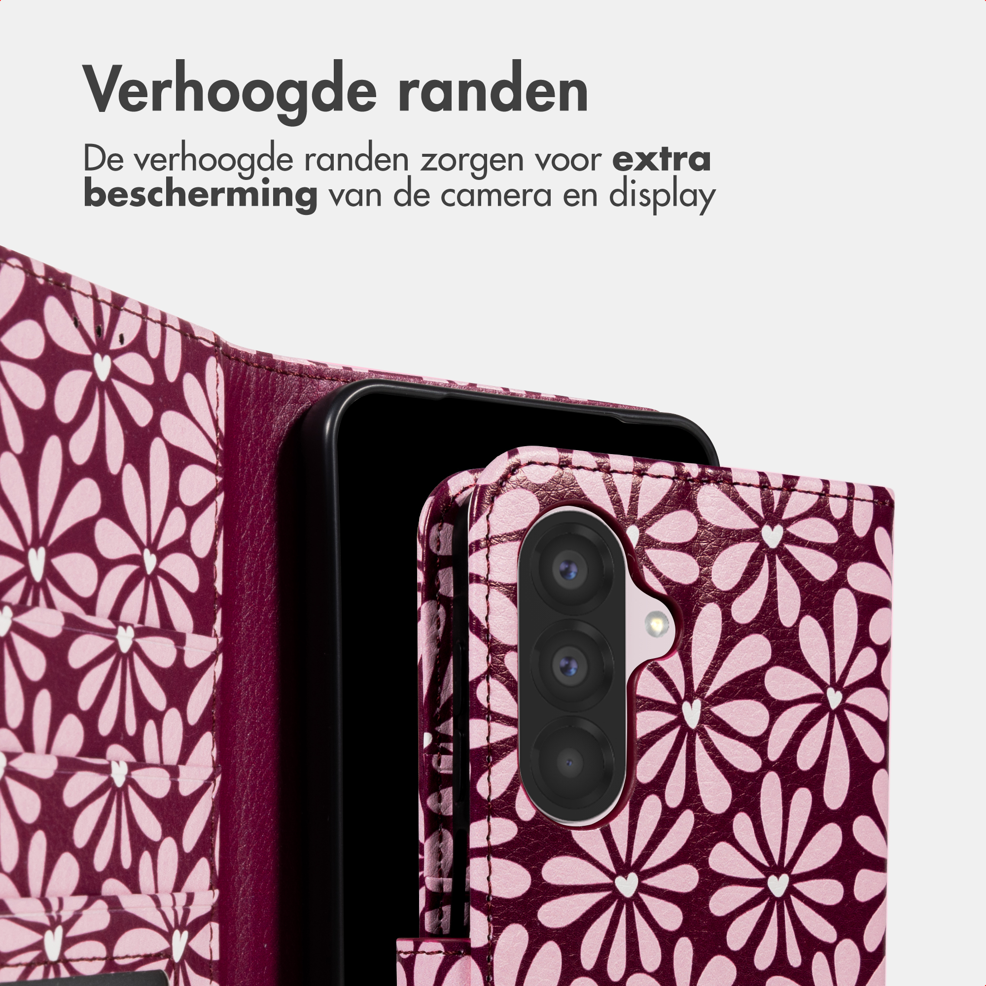 Een bordeaux telefoonhoes met roze bloemenpatroon en drie camera's.