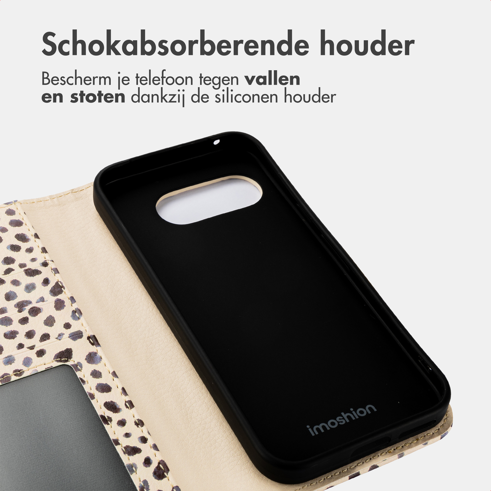 Une coque de téléphone noire à imprimé léopard, ouverte.