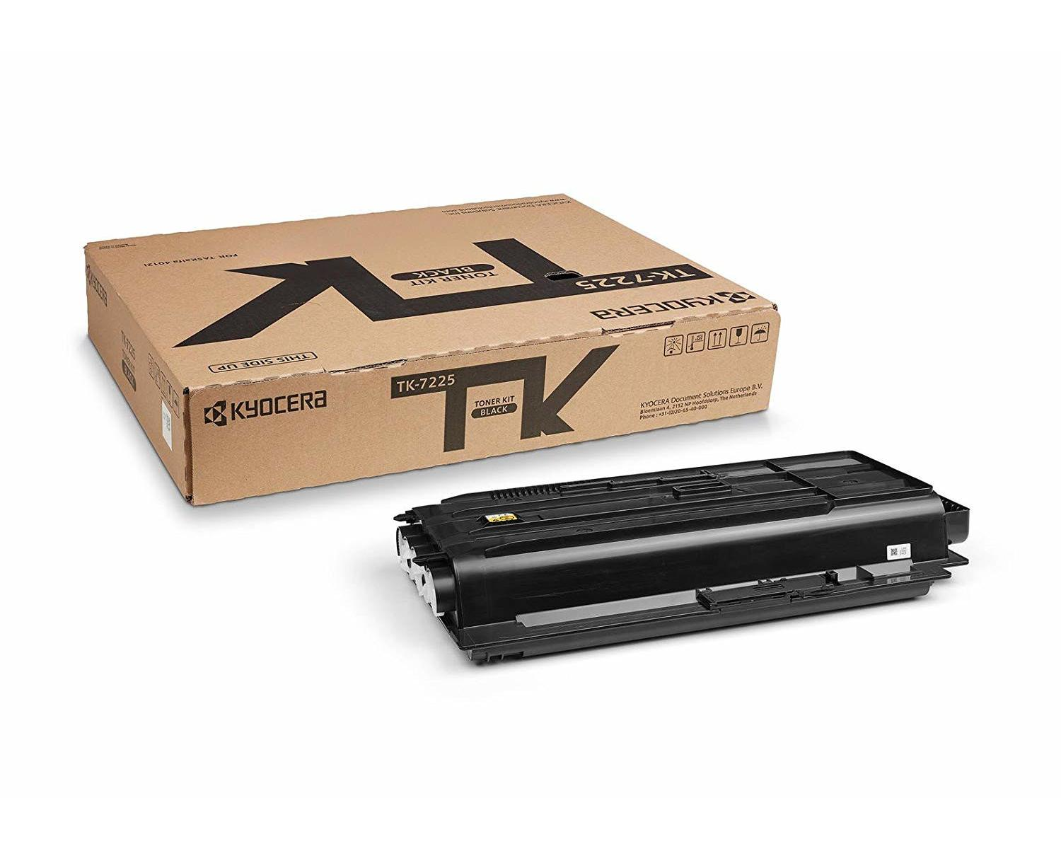 Een zwarte Kyocera TK-7225 tonercartridge wordt getoond naast de kartonnen verpakking.