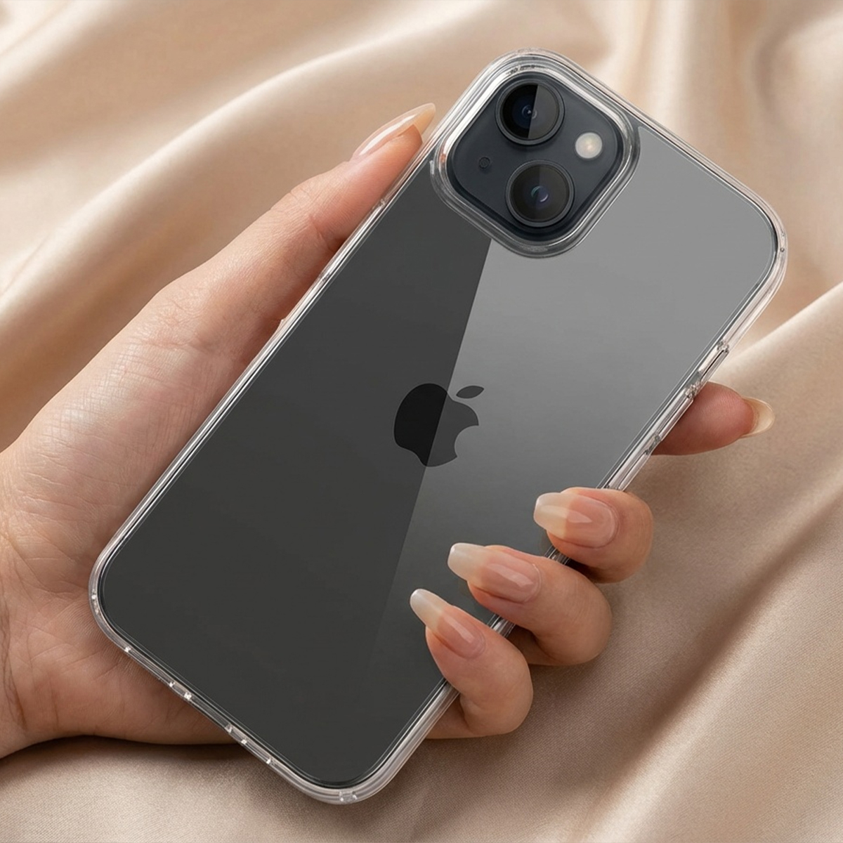 Una mano tiene una cover trasparente per iPhone con logo Apple sul retro.