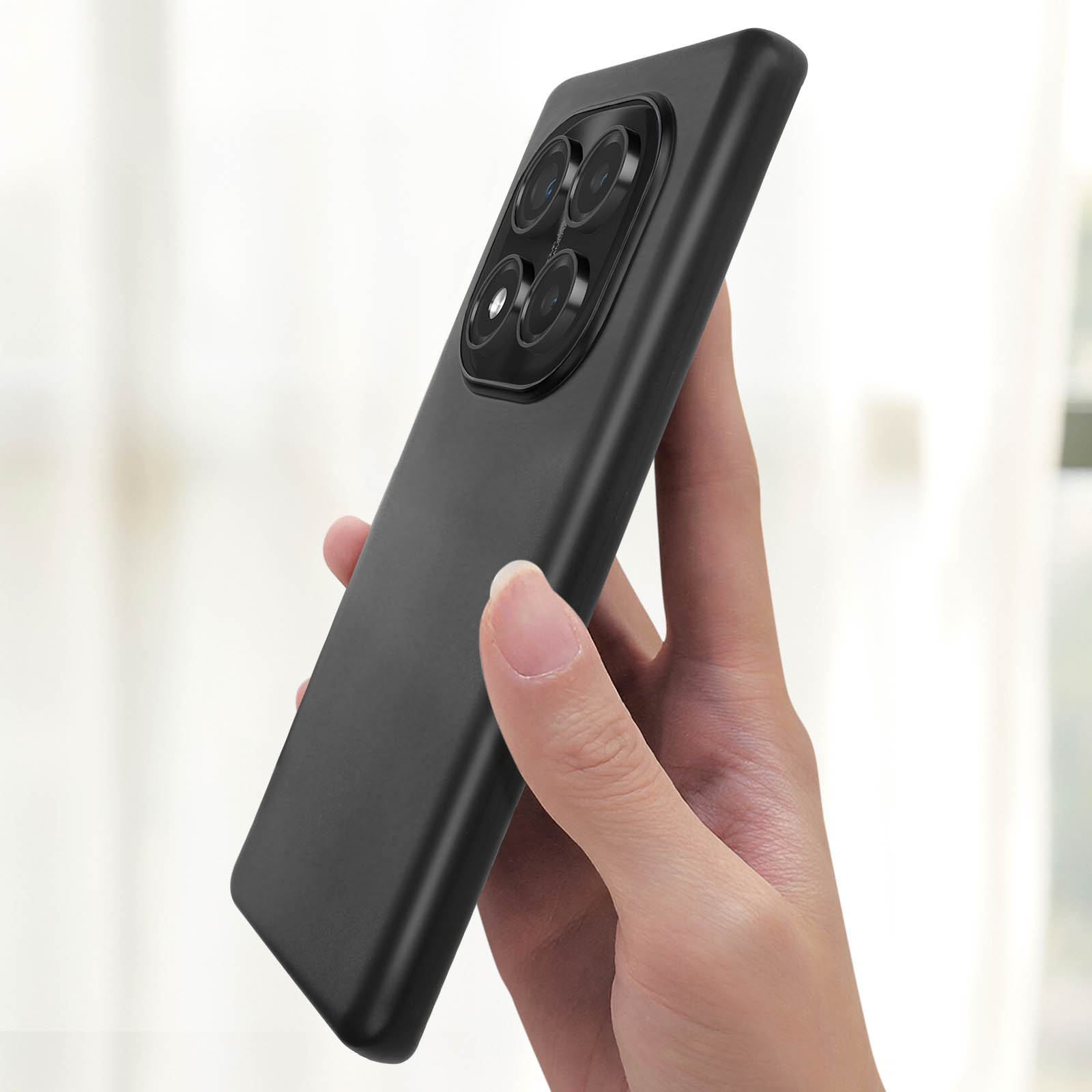Custodia nera per telefono con quattro obiettivi, tenuta da una mano.