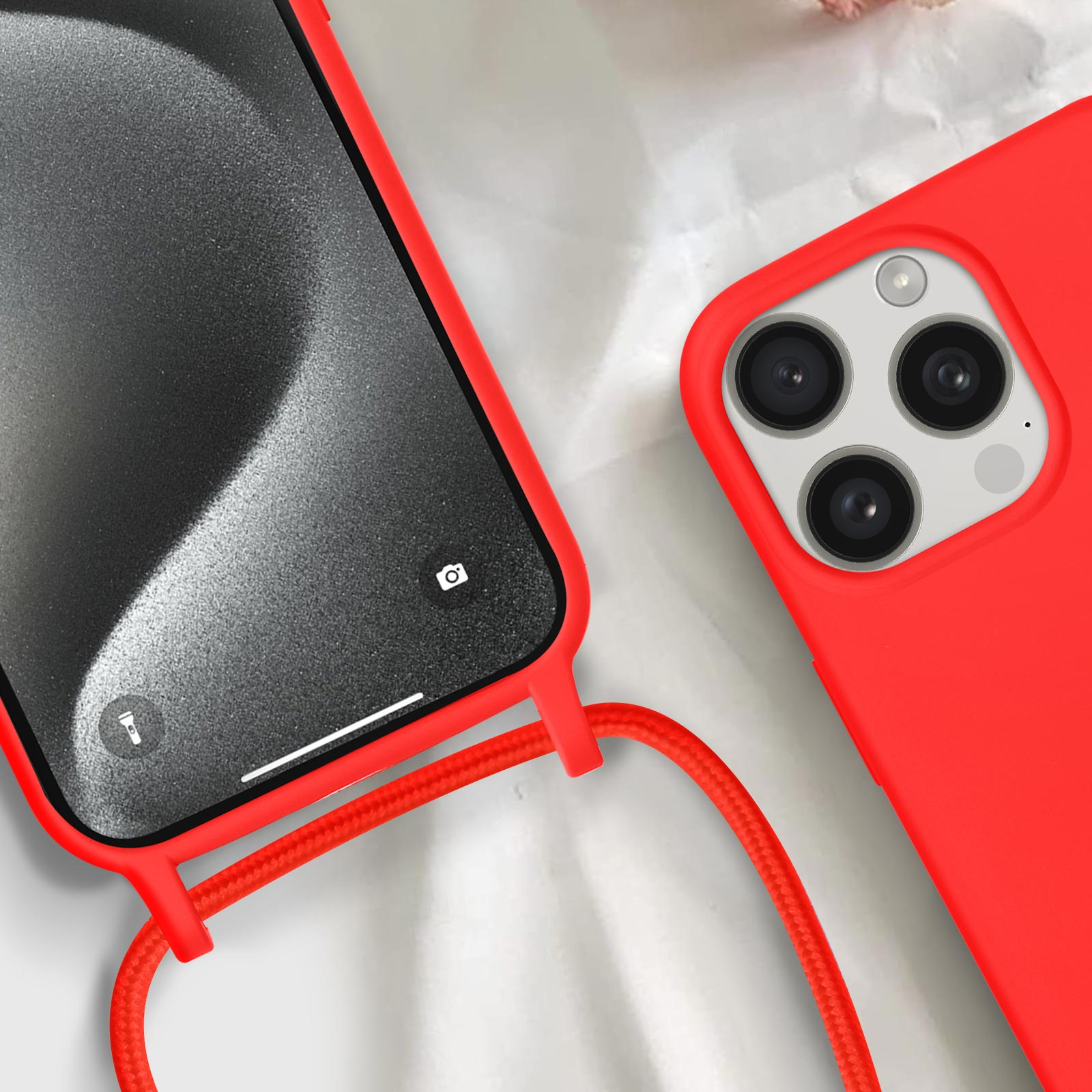 Un iPhone rosso con tre fotocamere e un laccetto rosso.