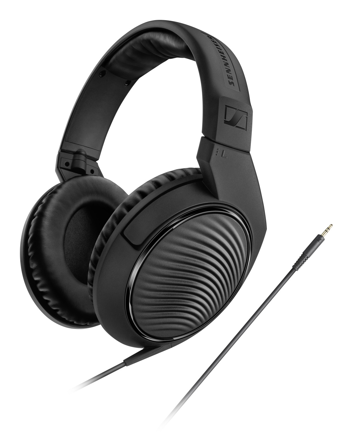 Cuffie Sennheiser nere con cavo e spina su sfondo bianco.