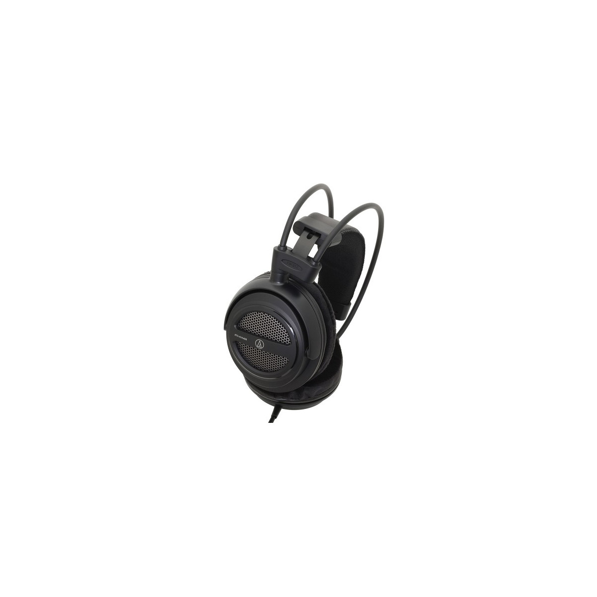 Auriculares negros con rejilla plateada y cable sobre fondo blanco.