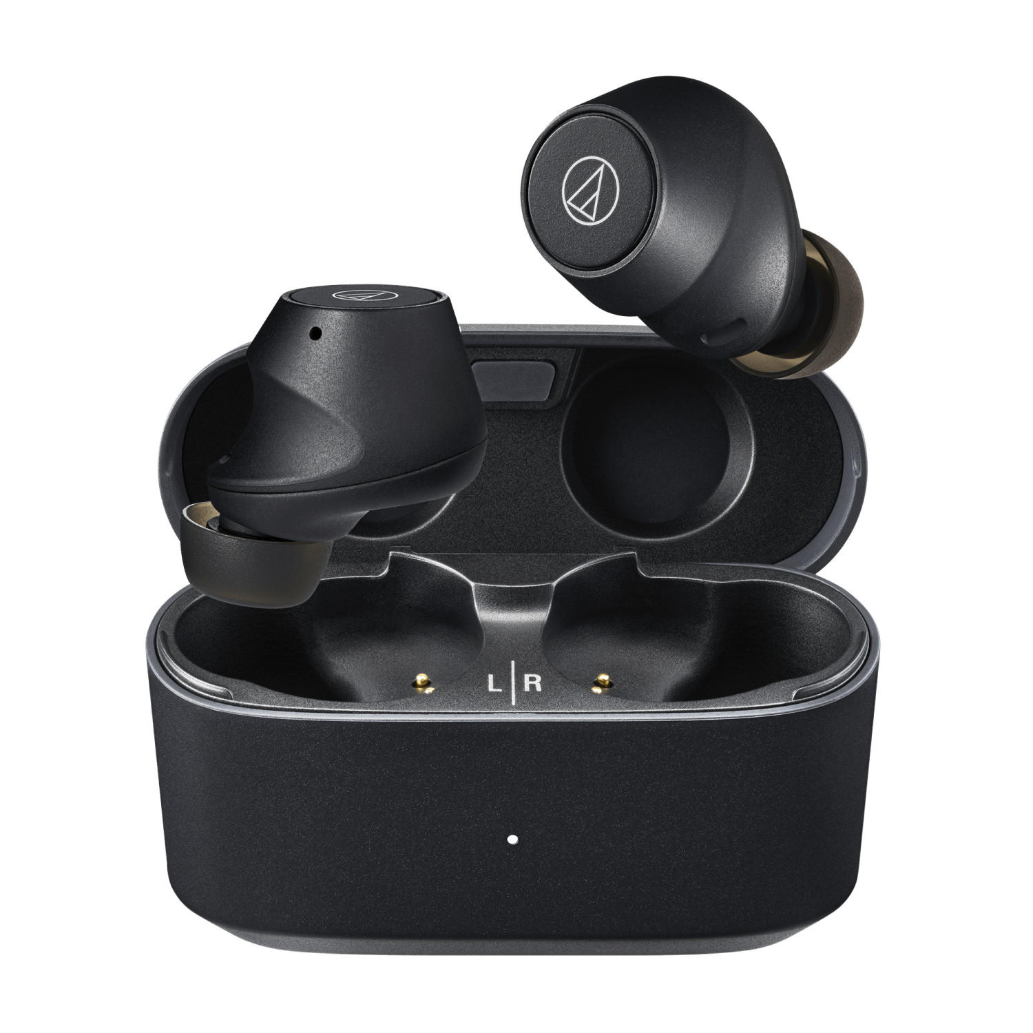 Auricolari wireless neri con custodia di ricarica. Uno è nella custodia, uno è accanto.