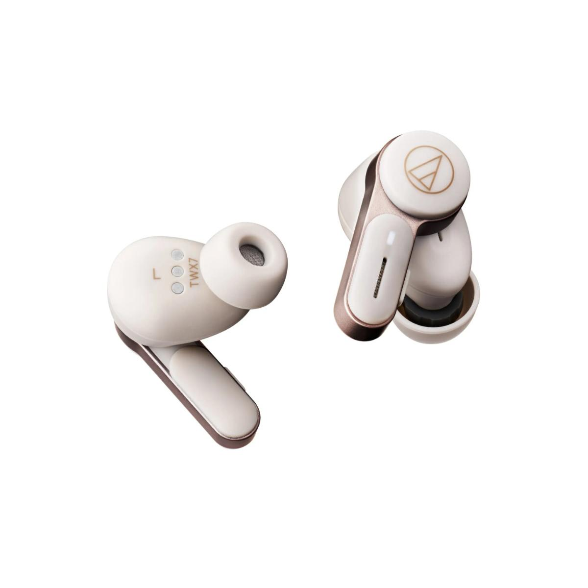 Due auricolari wireless bianchi con accenti dorati su sfondo bianco.