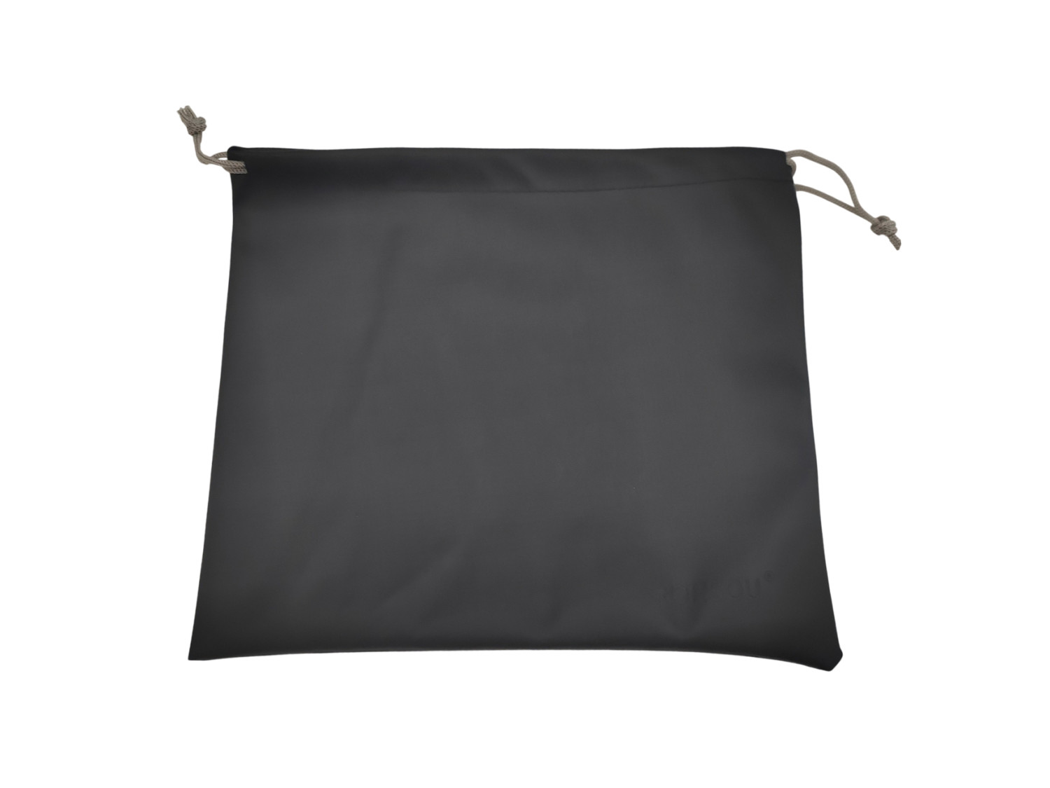 Eine dunkle, rechteckige Stofftasche mit Kordelzugverschluss und Schnüren.