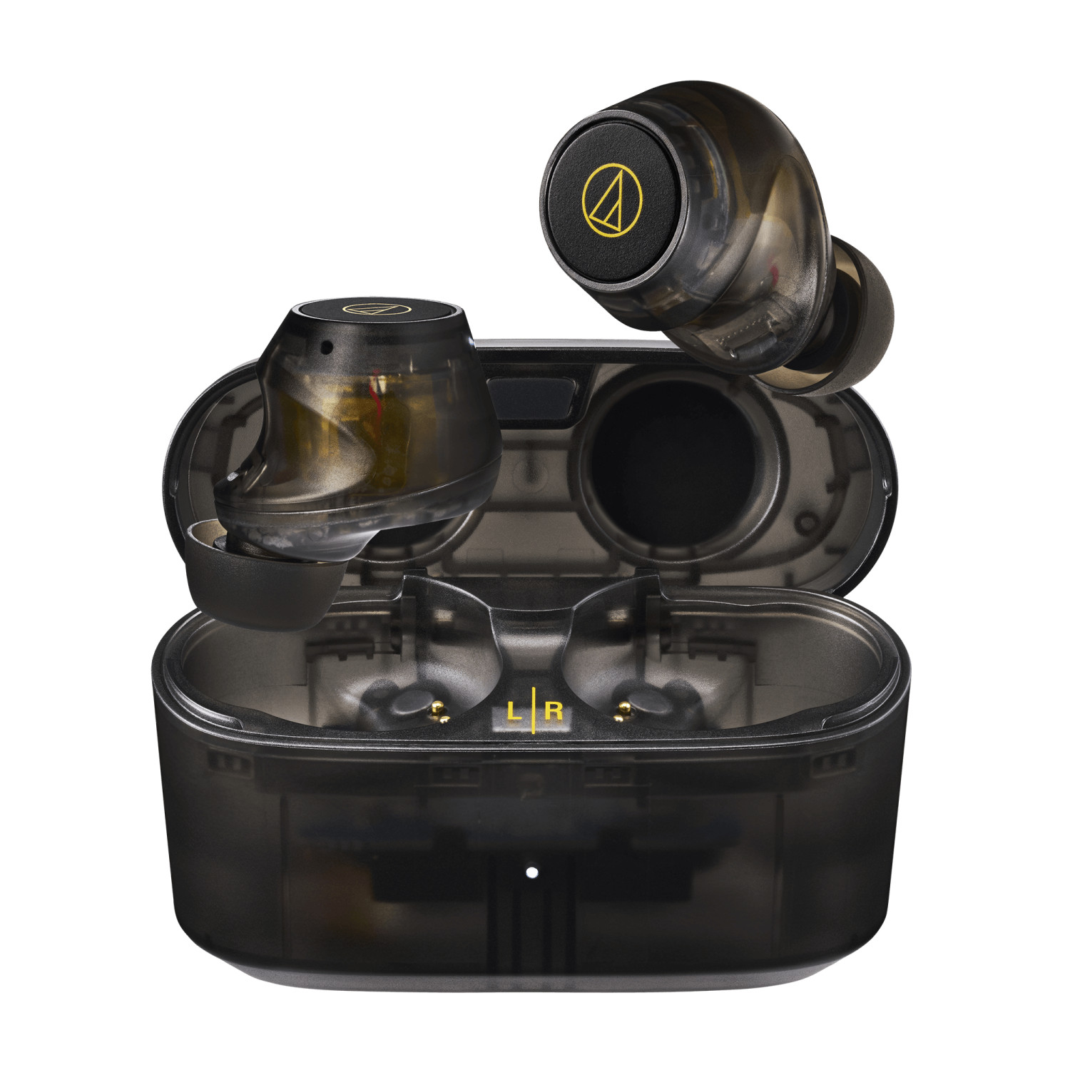 Auricolari wireless neri trasparenti con logo giallo nella custodia. Un auricolare nella custodia, uno fuori.