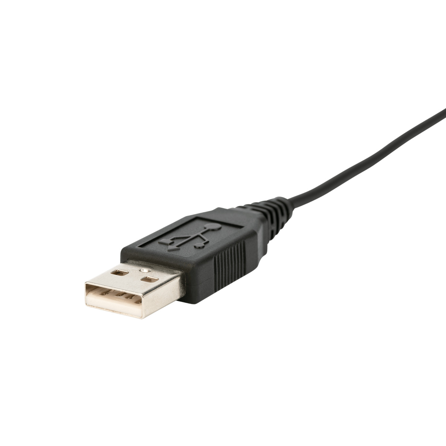 Primer plano de un cable USB negro con su conector plateado y el logo USB.