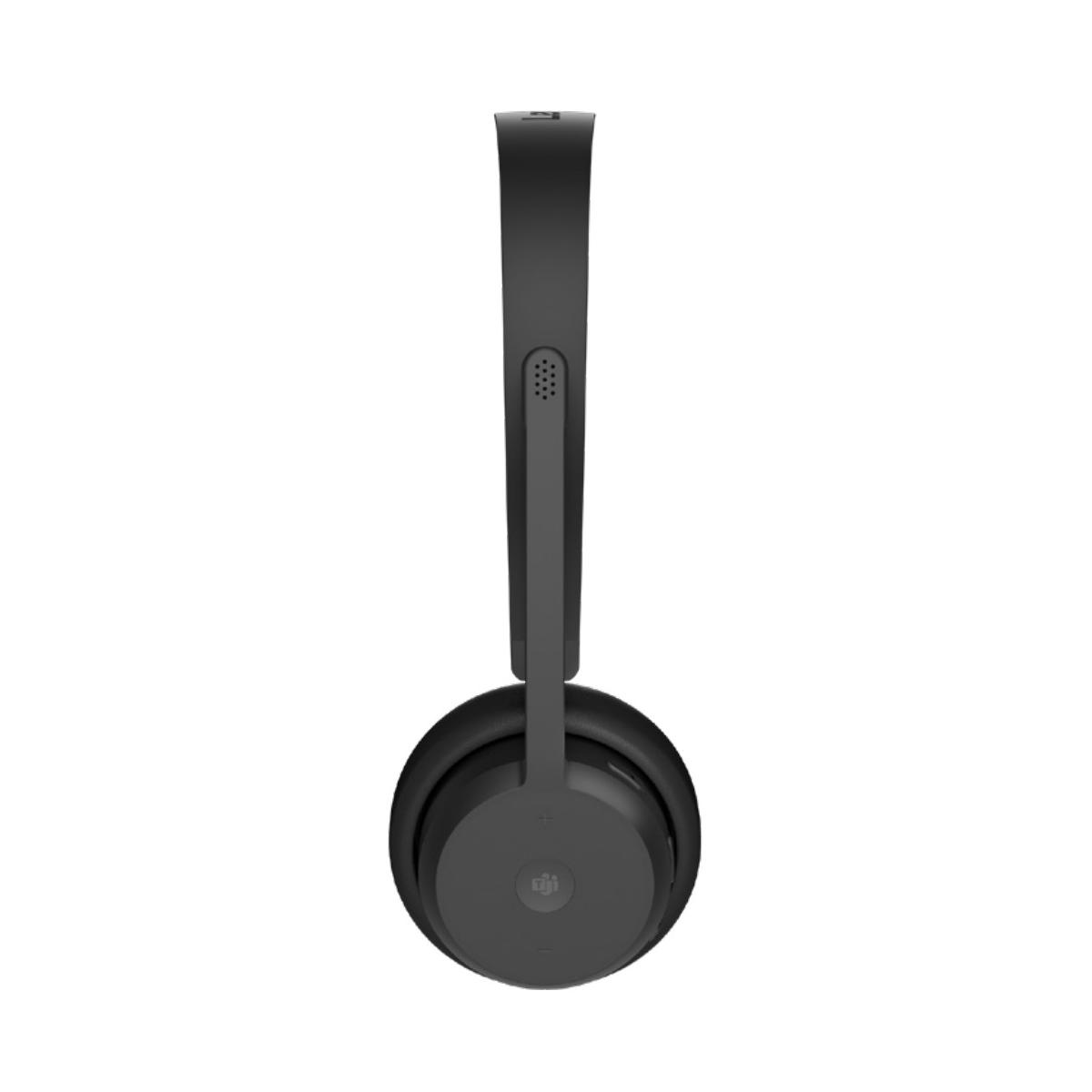 Casque noir avec arceau et écouteurs, isolé sur blanc.