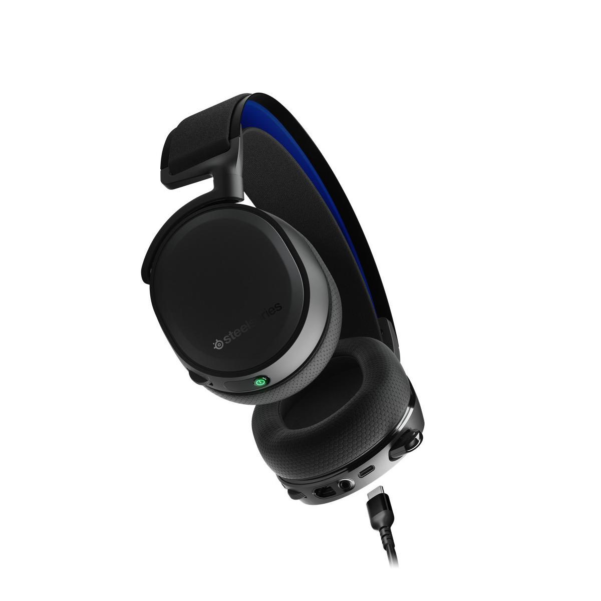 Czarne słuchawki SteelSeries z niebieskim akcentem, podłączony kabel USB-C.