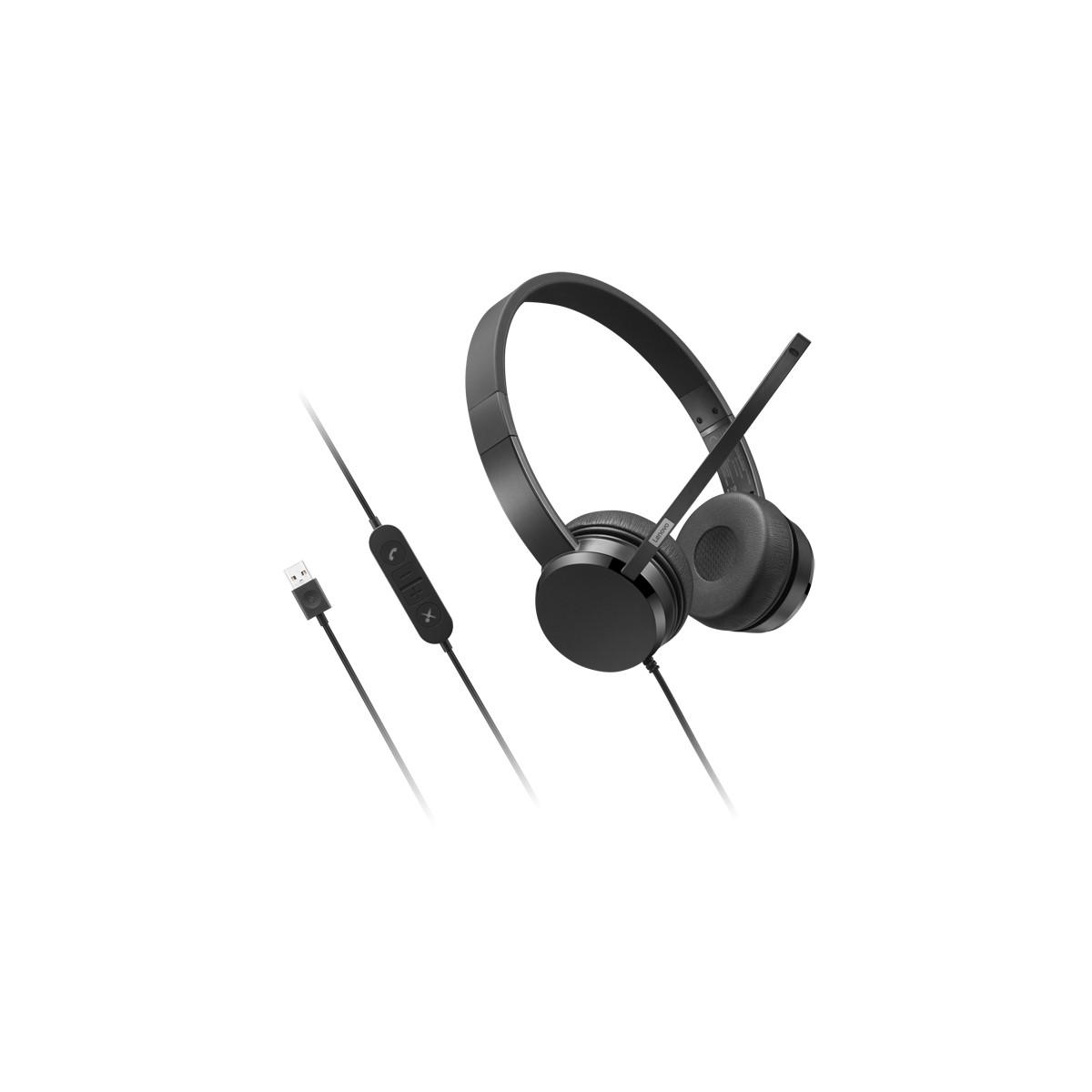 Auriculares negros con diadema, micrófono y conector USB sobre fondo blanco.