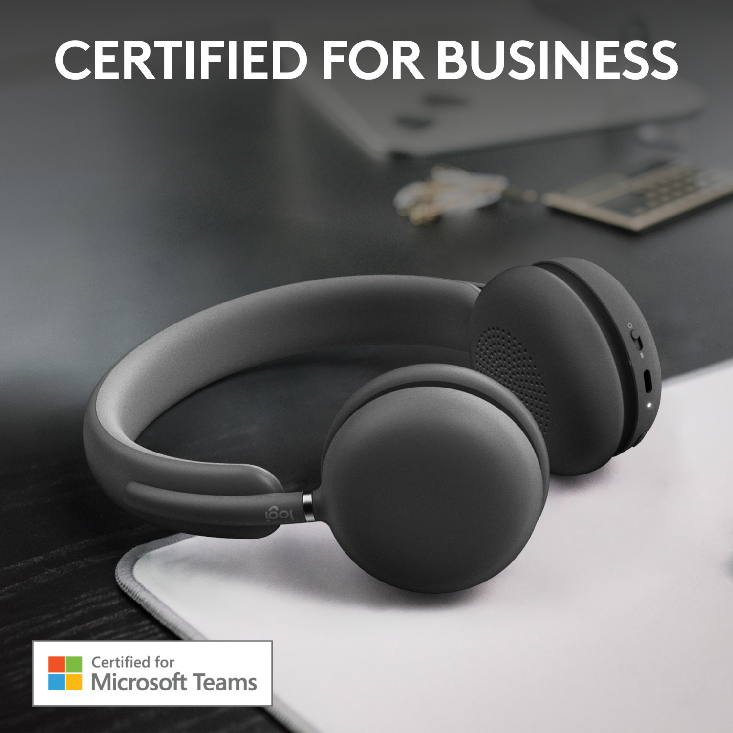 Auriculares inalámbricos negros certificados para Microsoft Teams sobre un escritorio.