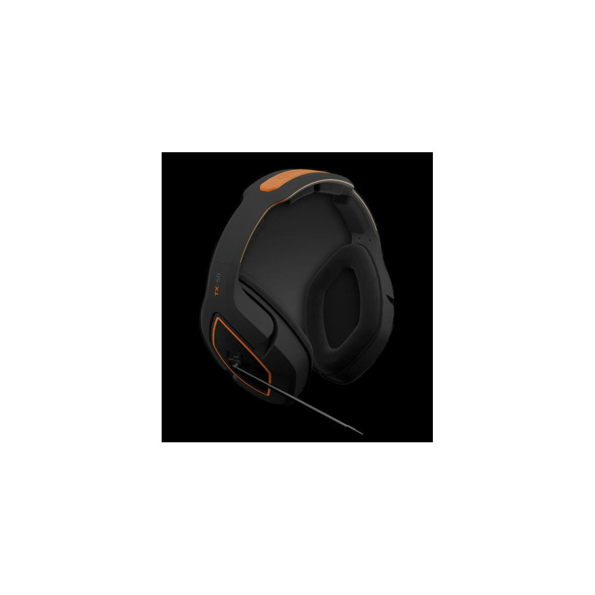 Auriculares negros para juegos con detalles naranjas y micrófono, sobre fondo negro.