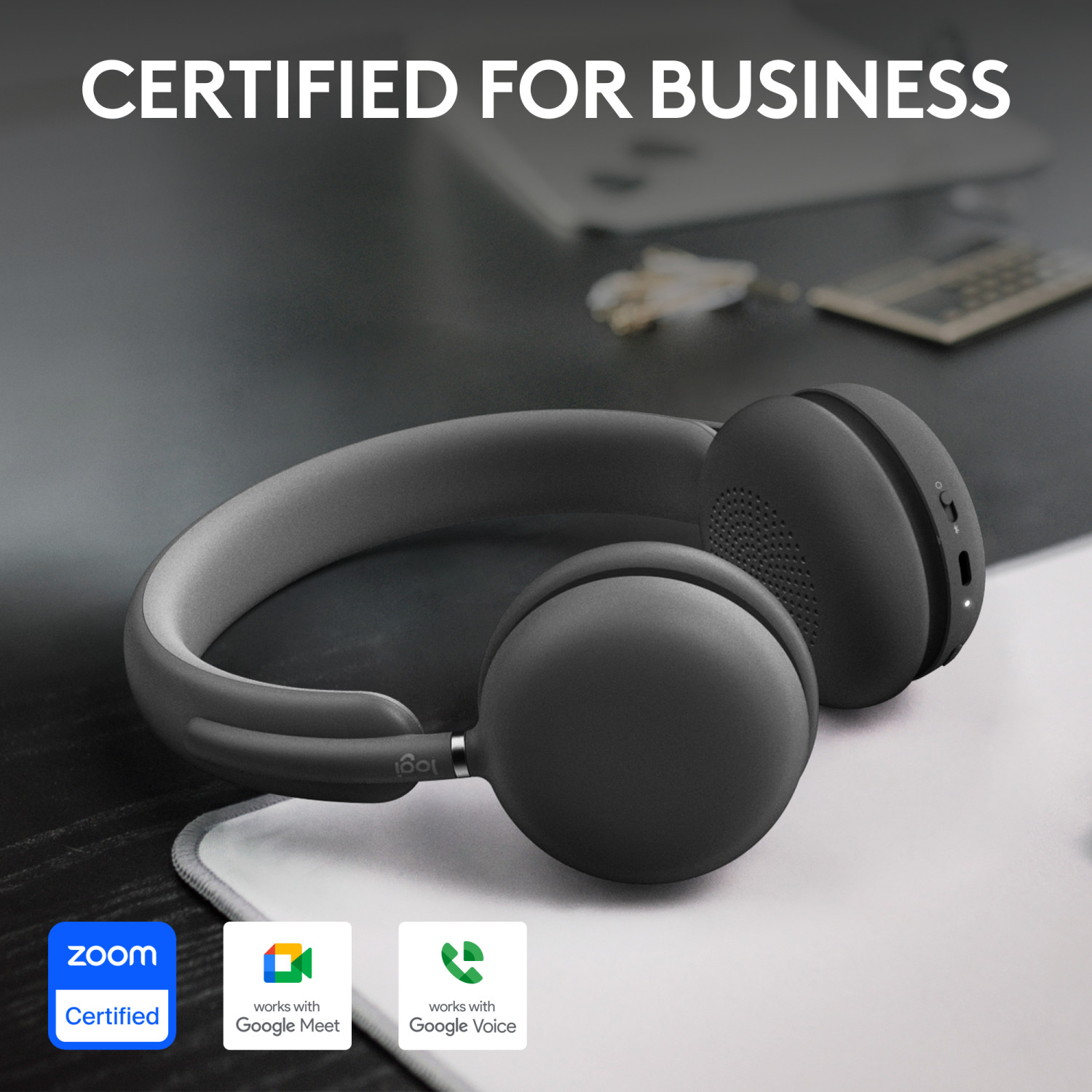 Zwarte koptelefoon op een bureau, gecertificeerd voor Zoom, Google Meet en Google Voice.
