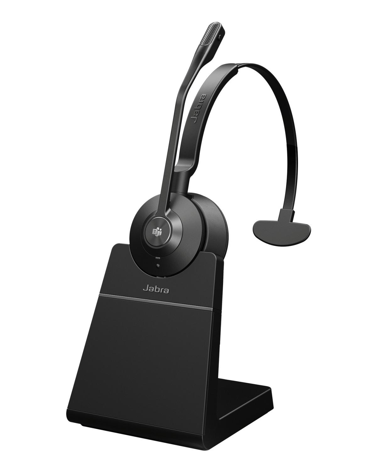 Un auricolare Jabra nero con microfono, appoggiato su un supporto nero.