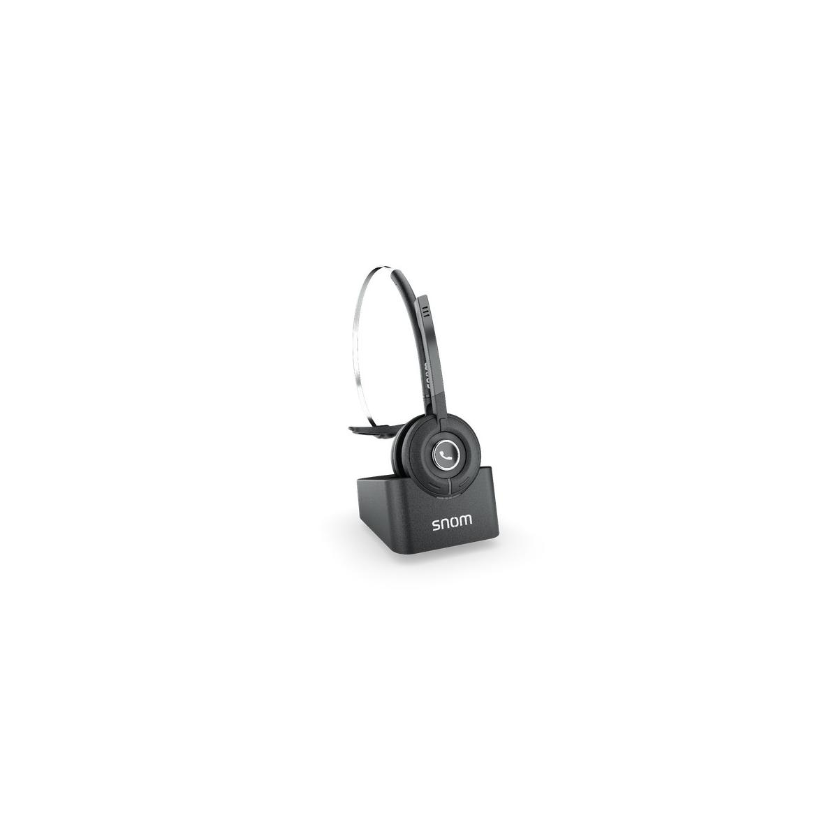 Een draadloze headset met microfoon op een zwarte laadbasis, merk Snom.