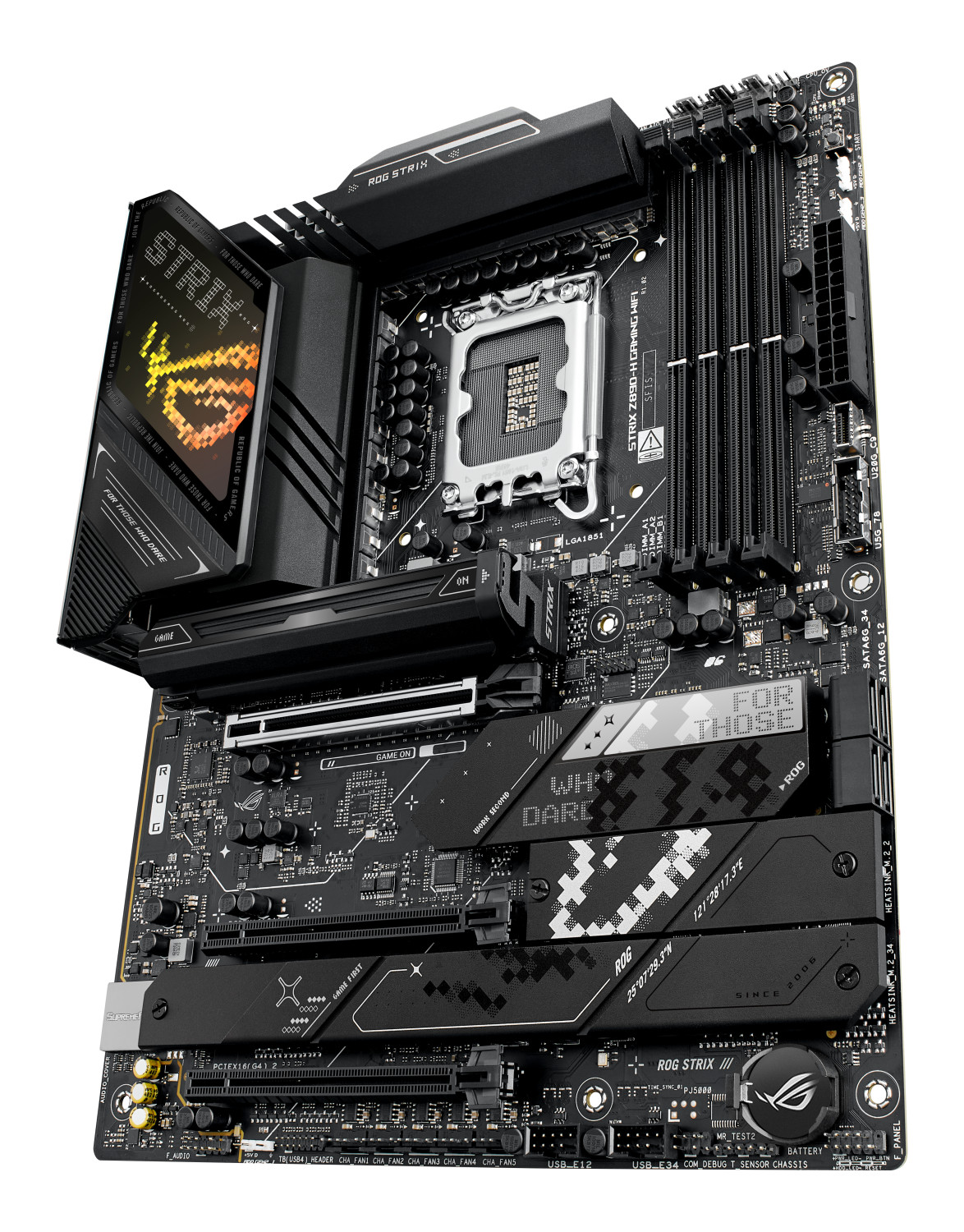 Une carte mère noire avec des accents argentés et oranges, un socket CPU et des emplacements RAM.