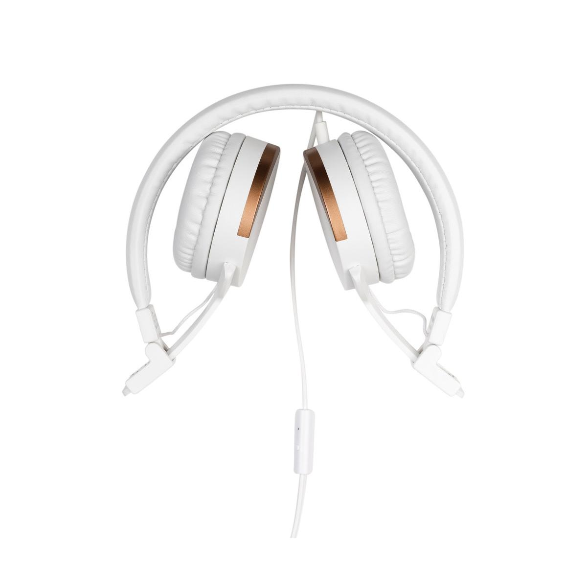 Weiße Kopfhörer mit kupferfarbenen Akzenten und einem weißen Kabel auf weißem Hintergrund.
