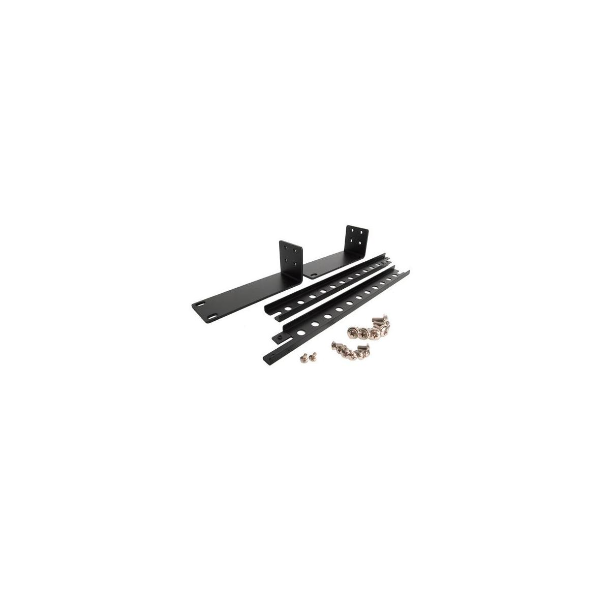 Schwarze Metall-Rack-Montagehalterungen und Schrauben auf Weißem.