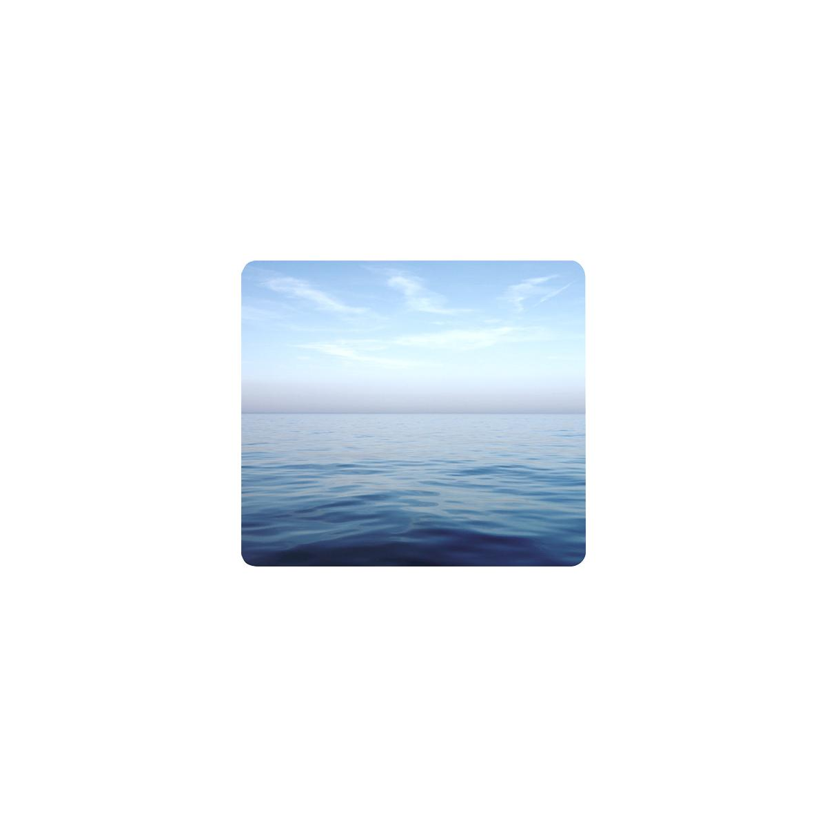 Blauwe lucht met witte wolken boven kalme blauwe zee.