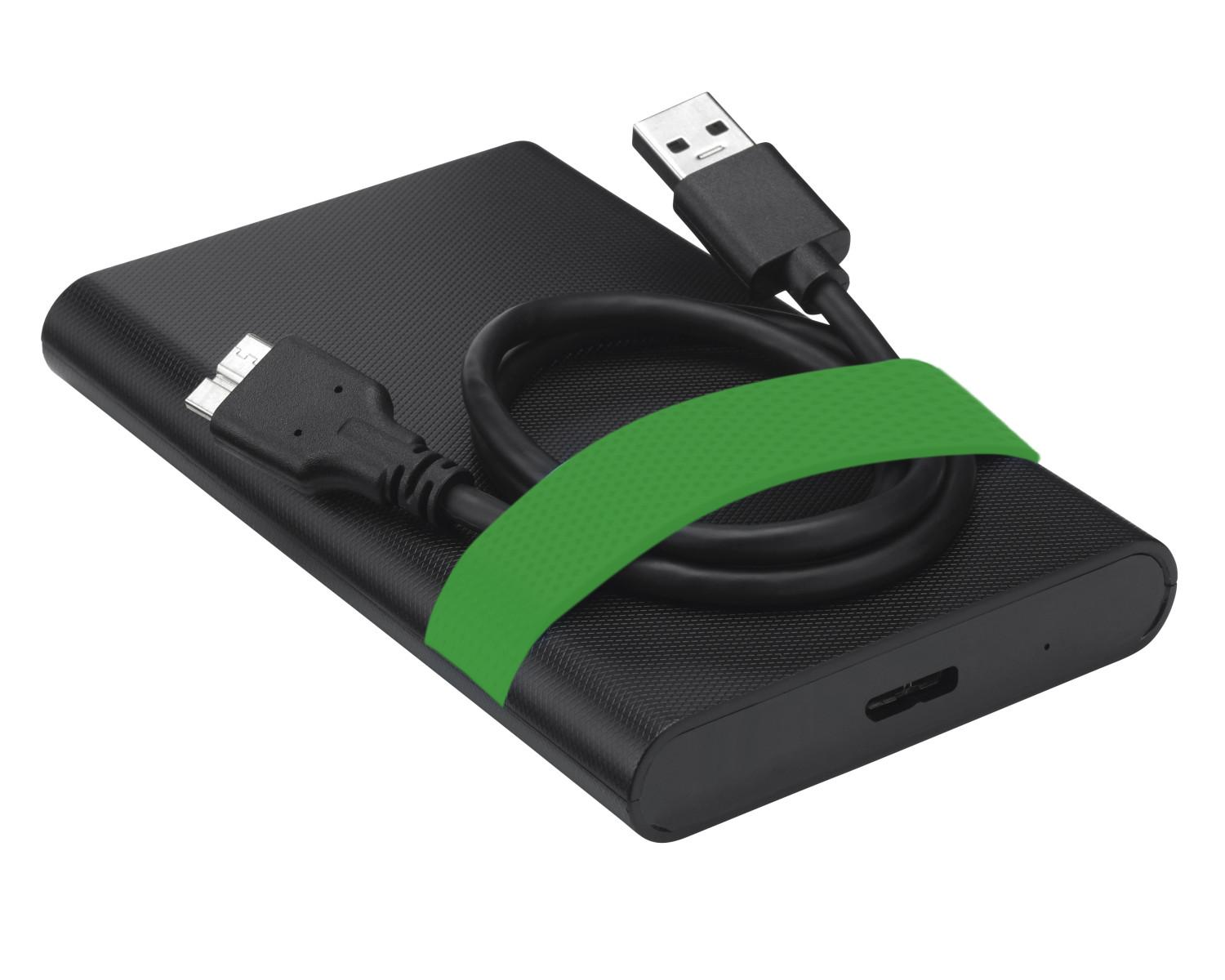 Disco duro externo negro con cable USB enrollado y asegurado por una correa verde.