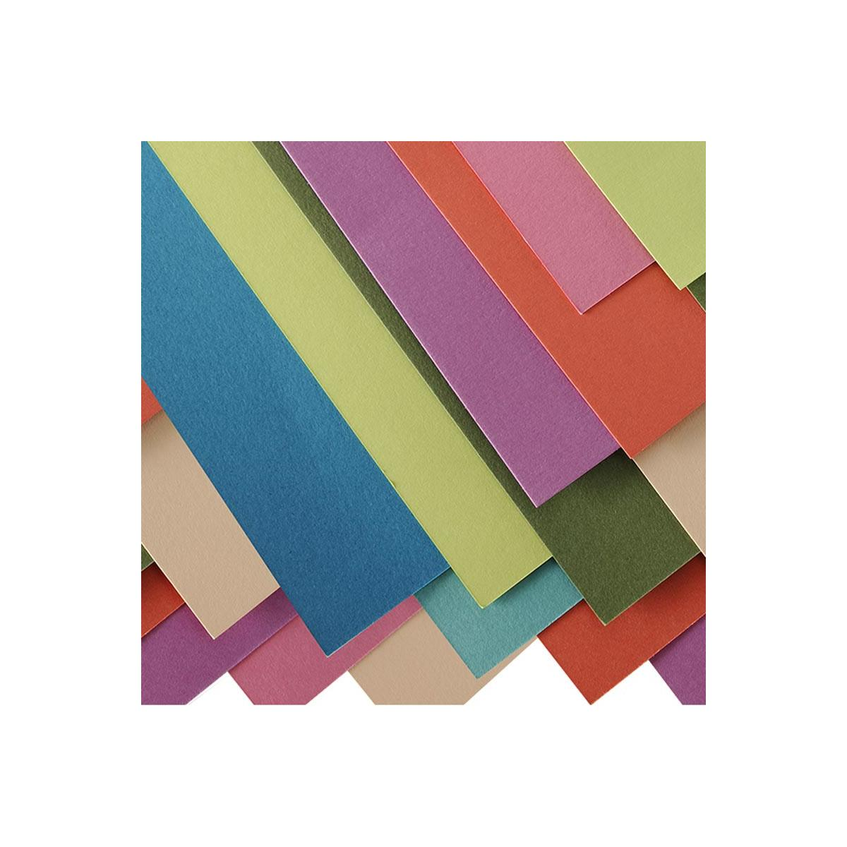 Bunte Papierstreifen liegen übereinander, diagonal angeordnet.