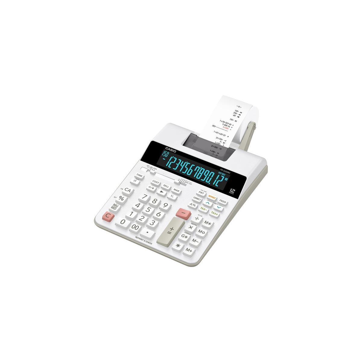 Une calculatrice Casio blanche affichant des chiffres sur un rouleau de papier. Fond blanc.