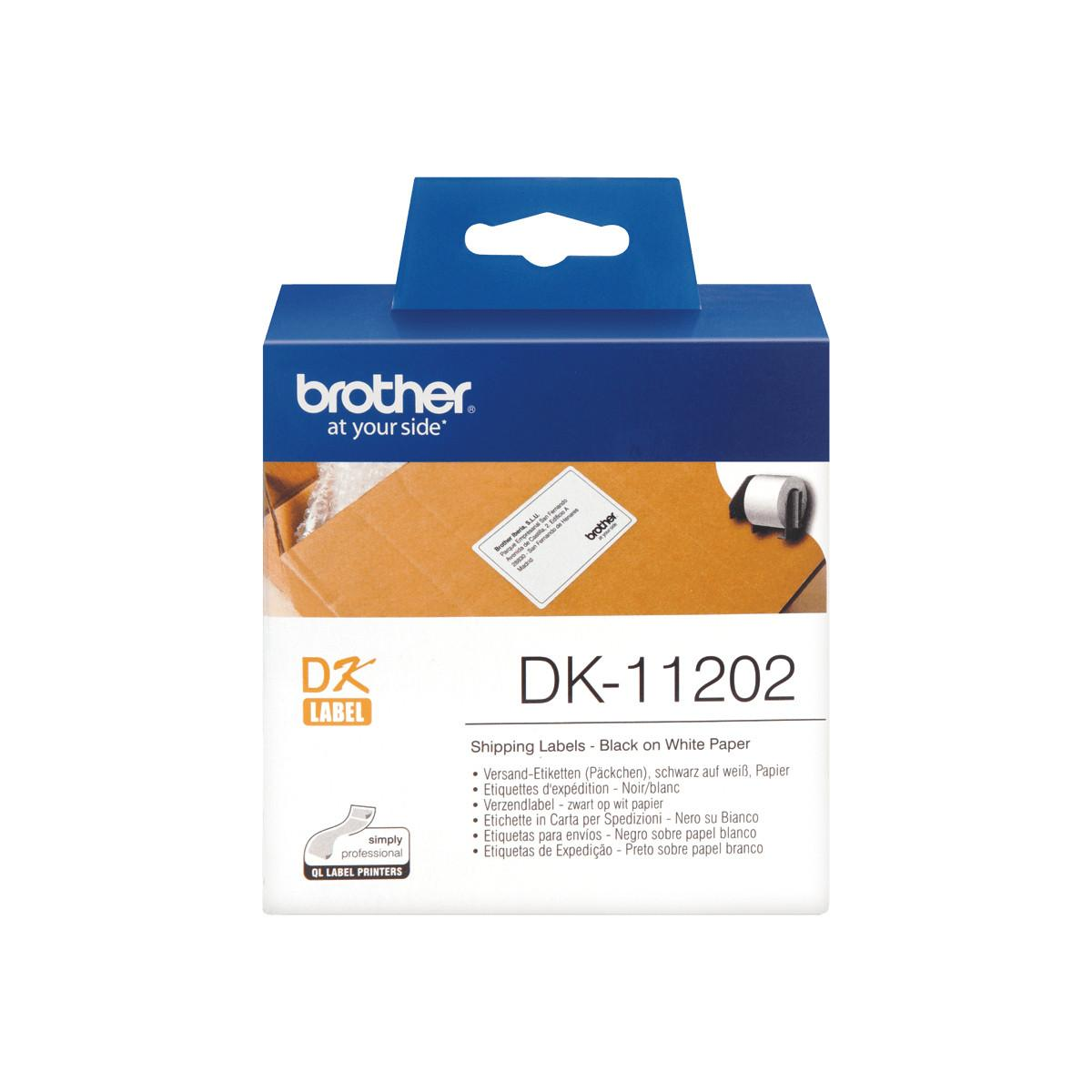 Brother DK-11202 Versandetiketten, schwarz auf weißem Papier, auf einer Schachtel.