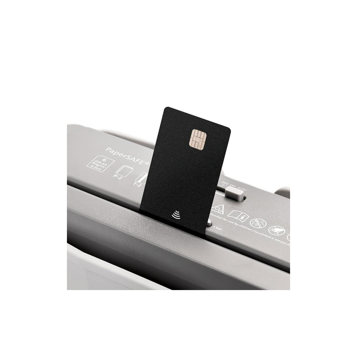 Una smart card nera viene inserita in un distruggi documenti.