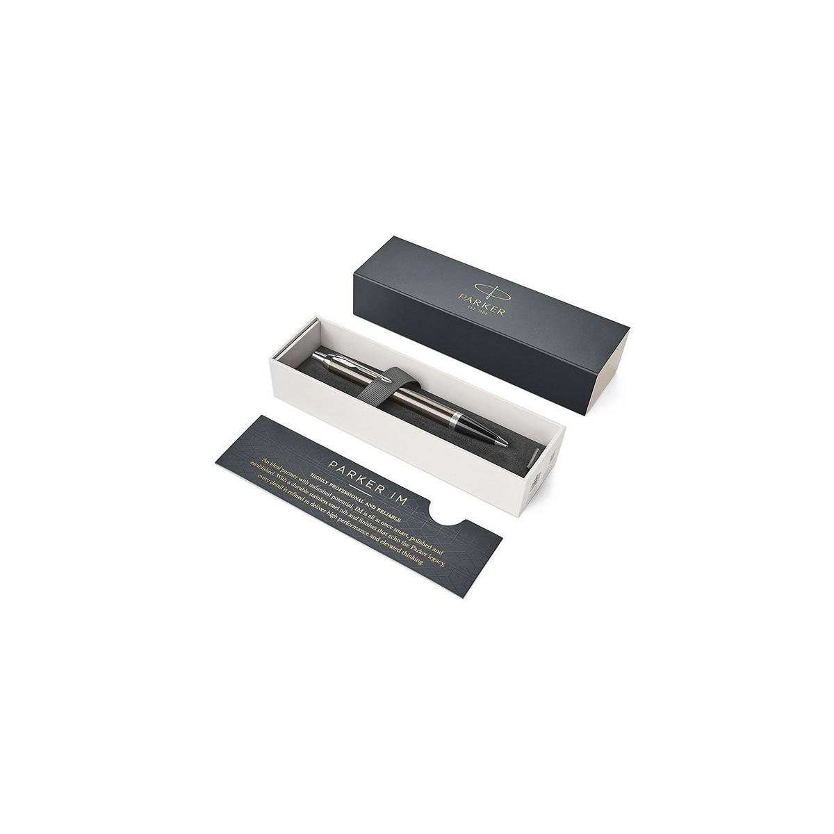 Una penna Parker argentata in una scatola nera, con una carta informativa accanto.