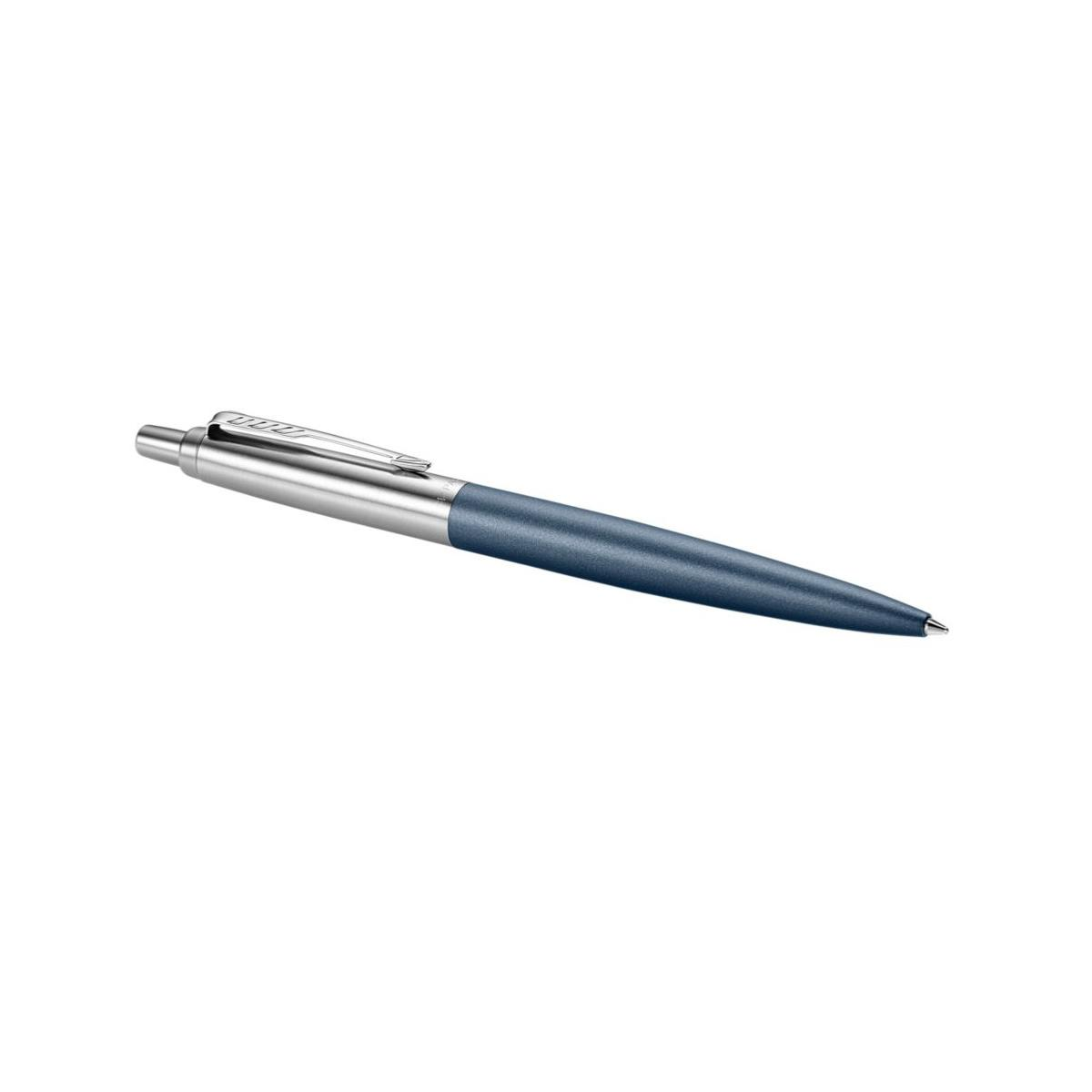 Una penna a sfera Parker blu con clip e punta argentate su sfondo bianco.