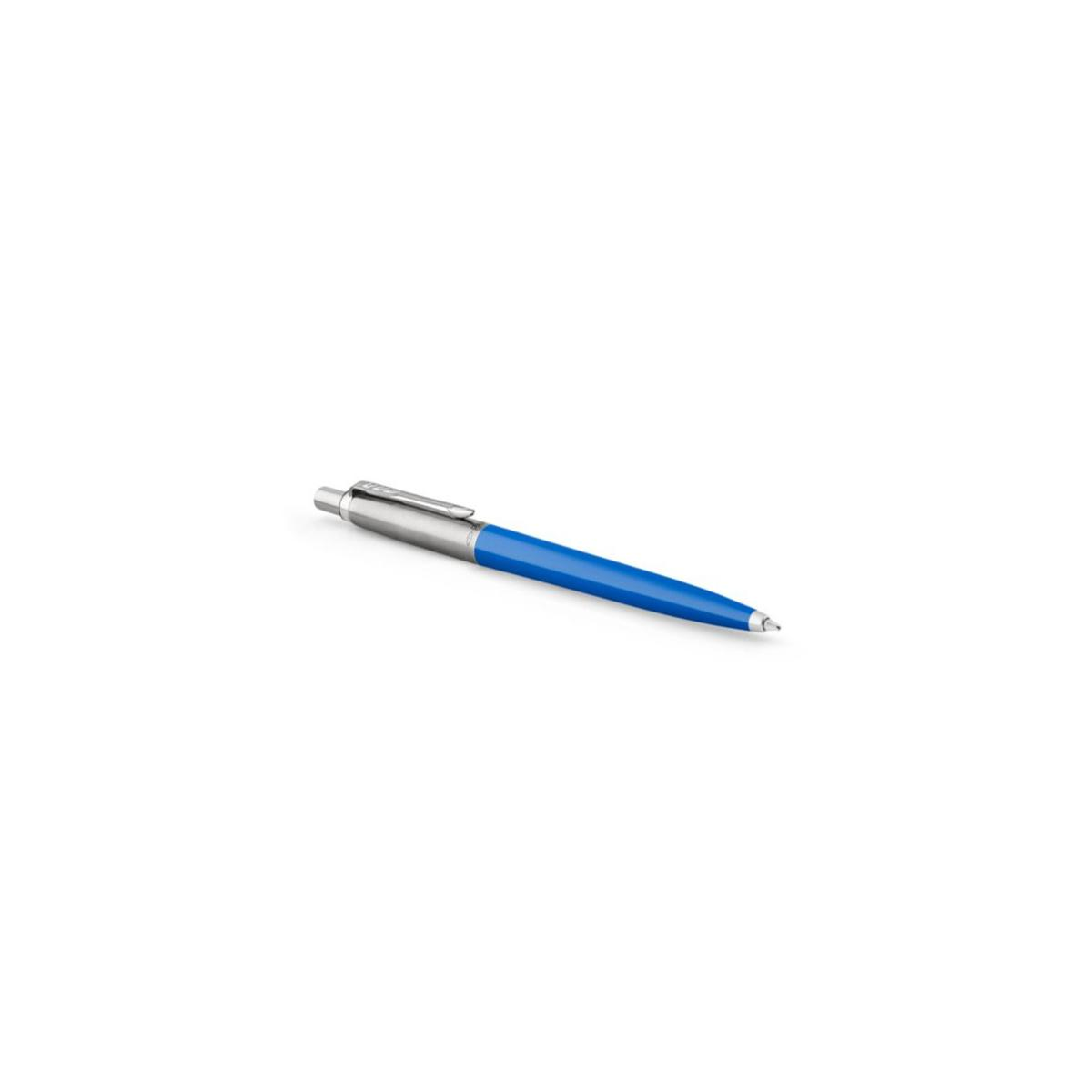 Una penna blu con clip argentata poggia su sfondo bianco.